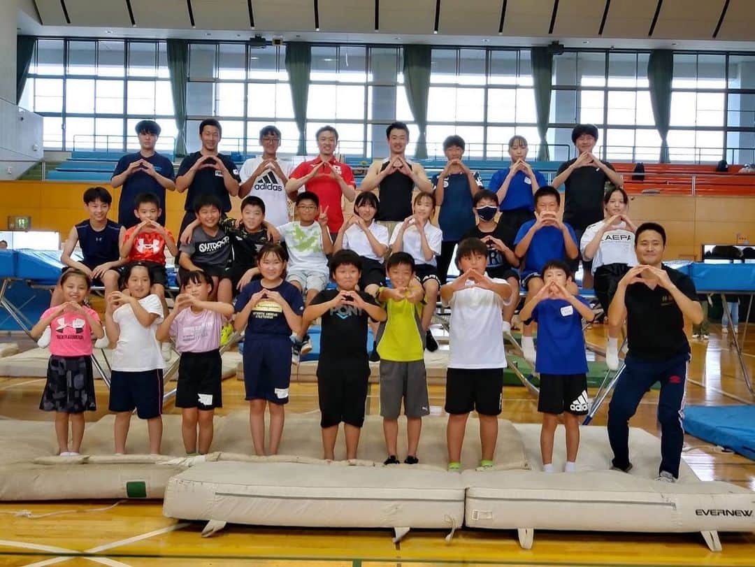 岸大貴のインスタグラム：「福島県教科練習会！ 2日間に渡り、午前は指導、午後はガッツリ練習に参加させてもらいました💪 いい練習をさせてもらえたし、福島県の選手とコミュニケーションを取りながら楽しく練習できました！！ 自分が一緒に練習することで少しでも良い影響があれば嬉しいな〜、と思いつつもすでに自分自身に良い影響が生まれた練習会でした！  美味しいものばっかりだし、いい練習できるし、最高🔥  こういう練習にどんどん参加したいと思っているので、皆様ぜひ呼んでください🙋‍♂️🙋‍♂️🙋‍♂️  #トランポリン #trampoline #ポピンズ #poppins #強化練習会 #福島 #福島県 #桃」