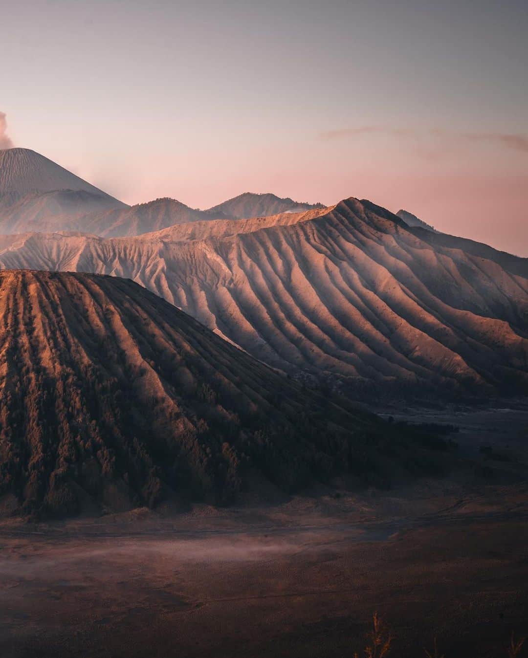 R̸K̸さんのインスタグラム写真 - (R̸K̸Instagram)「I stayed in Malang, Indonesia and visited a place called Bromo Mountain in eastern Java. We left in the middle of the night and spent several hours driving off-road in the jeep of our guide from the hotel where we were staying. The mountains appeared at dawn and were a spectacular sight. It had been a long time since the end of the pandemic, so it was a lot of fun to go on a photo trip like this. I may upload some of the filming on YouTube at a later date. Thanks for your guide to Bromo Mountain @vinnybromosunrise  ・ ・ ・ ・ #beautifuldestinations #earthfocus #earthbestshots #earthoffcial #earthpix #thegreatplanet #discoverearth #roamtheplanet #ourplanetdaily #nature #tentree #livingonearth  #theglobewanderer #awesome_photographers #wonderful_places #TLPics #designboom #voyaged #sonyalpha #bealpha #travellingthroughtheworld #cnntravel #luxuryworldtraveler #fromwhereidrone #onlyforluxury  #bbctravel #lovetheworld @sonyalpha  @lightroom @soul.planet @earthfever @9gag @paradise @natgeotravel @awesome.earth @national_archaeology」8月21日 21時00分 - rkrkrk