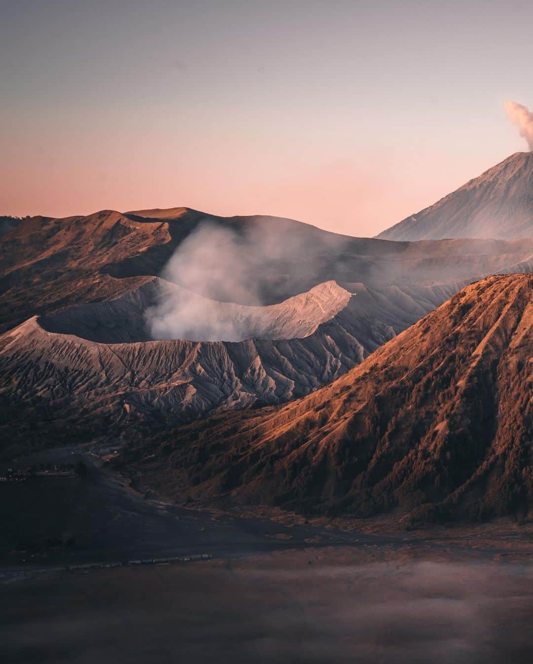 R̸K̸さんのインスタグラム写真 - (R̸K̸Instagram)「I stayed in Malang, Indonesia and visited a place called Bromo Mountain in eastern Java. We left in the middle of the night and spent several hours driving off-road in the jeep of our guide from the hotel where we were staying. The mountains appeared at dawn and were a spectacular sight. It had been a long time since the end of the pandemic, so it was a lot of fun to go on a photo trip like this. I may upload some of the filming on YouTube at a later date. Thanks for your guide to Bromo Mountain @vinnybromosunrise  ・ ・ ・ ・ #beautifuldestinations #earthfocus #earthbestshots #earthoffcial #earthpix #thegreatplanet #discoverearth #roamtheplanet #ourplanetdaily #nature #tentree #livingonearth  #theglobewanderer #awesome_photographers #wonderful_places #TLPics #designboom #voyaged #sonyalpha #bealpha #travellingthroughtheworld #cnntravel #luxuryworldtraveler #fromwhereidrone #onlyforluxury  #bbctravel #lovetheworld @sonyalpha  @lightroom @soul.planet @earthfever @9gag @paradise @natgeotravel @awesome.earth @national_archaeology」8月21日 21時00分 - rkrkrk