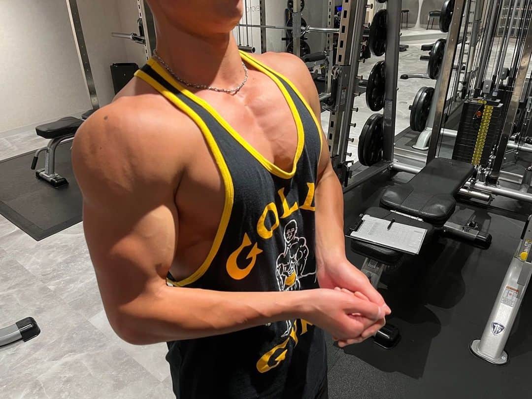 小見山直人 のインスタグラム：「🙋‍♂️💪🔥💦 今日は胸がパンパンになりました👏✨ めちゃくちゃ嬉しい☺️✨ トレーニングしてる時はめちゃくちゃキツいけど終わったら気持ちよかったーってなるしこうやってパンプしてるの見たら頑張ってよかったってなる☺️✨ もっと頑張ろってなる💪💪💪 明日も気合い入れて頑張ります💪  #筋トレ #トレーニング #ジム #ベストボディジャパン」