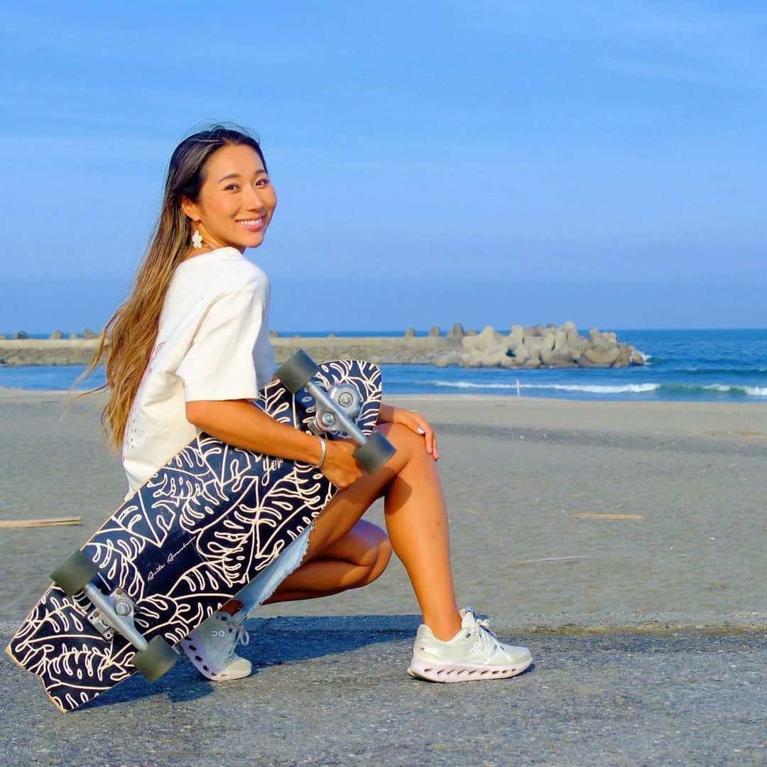 MAIMAIのインスタグラム：「Skateboard along the coast🌊🛹❤️❤️  最近お気に入りのシューズ👟を履いてランニングからのスケボー✨ 一度これを履いてしまったらもう快適すぎて仕事中はこのスニーカーばっかりだしランニングにも最適💕👍 @on.japan   そしてTシャツバックプリント可愛いくない？🤣 @surflocosjapan  シルバーバングルは @whitebuffalo_official  私のお気に入りが沢山😍  #スケボー  #スケボー女子  #サーフスケート  #スニーカーコーデ  #スニーカー女子  #ランナー  #ランニング  #オンシューズ  #onjapan  #yowsurf  #yowsurfskate  #yow  #サーフカジュアル  #スニーカー好き」