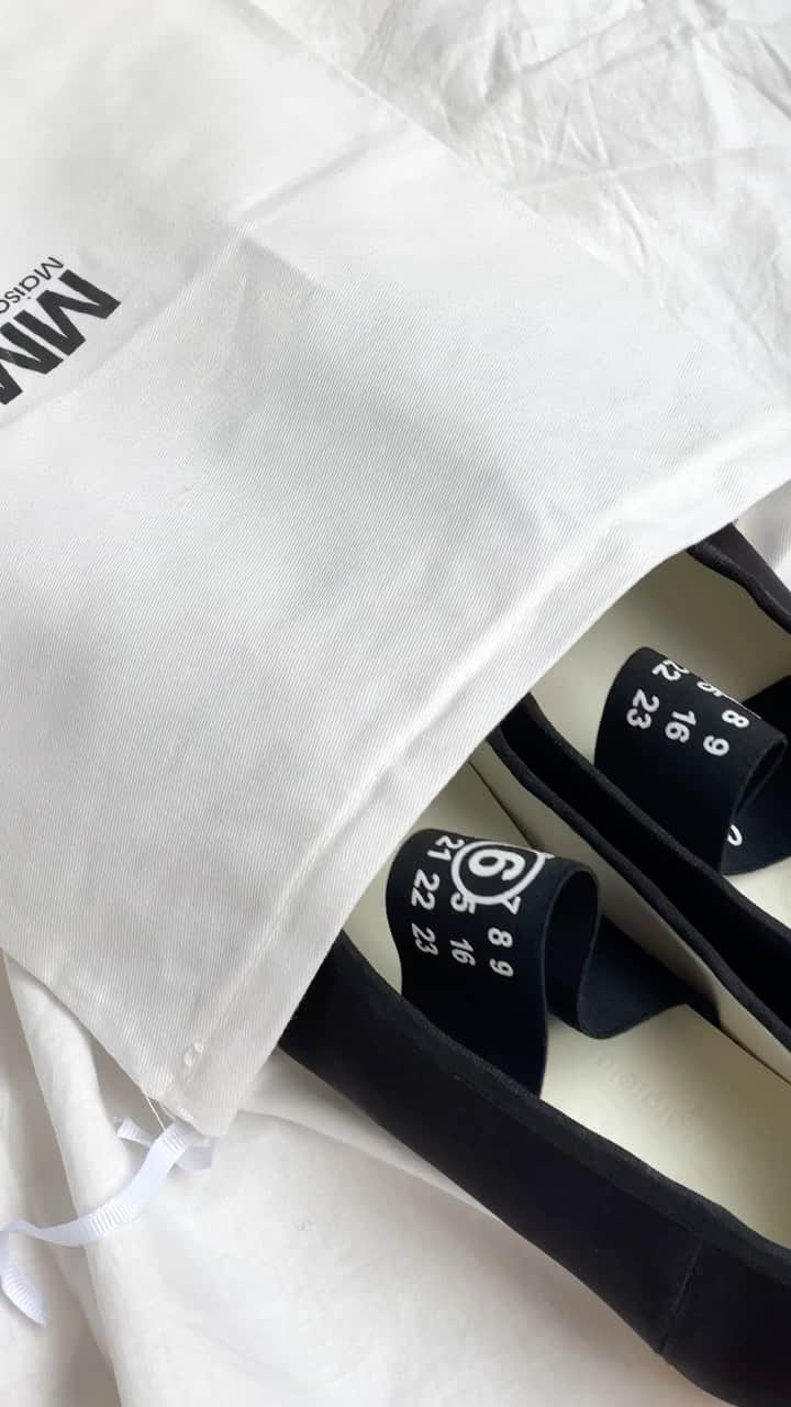 津久江麻由のインスタグラム：「@mm6maisonmargiela   一目惚れの MM⑥ ballet shoes🩰 本当に可愛い~  裏張りだそ~🤍  ⁡ ⁡ ┈┈┈┈┈┈┈┈┈┈┈┈┈┈┈┈┈┈┈ ⁡ 📍@mayu_tsukue ⿴ 𝟷𝟼𝟼𝚌𝚖 𝟽𝟻𝚔𝚐 ⇢ 𝟺𝟾𝚔𝚐 ❪ − 𝟸𝟽 𝚔𝚐 の減量達成！ ❫ 𓊱只今𝟻𝟸𝚔𝚐です。ダイエット中！ ⿴双子ママ 👶🏻ིྀ👶🏻ིྀ ⿴ニキビ大量にありました! (ニキビ再発→完治→ニキビ跡❤️‍🩹) ↳ 美容医療・スキンケア・ダイエットについてストーリーで発信しています🖇️📢💬 ⁡ ┈┈┈┈┈┈┈┈┈┈┈┈┈┈┈┈┈┈┈┈ ⁡  #mm6 #mm6maisonmargiela #マルジェラ #maisonmargiela #バレエコア #フレンチガーリー #バレエシューズ #大人可愛い #メゾンマルジェラ #カジュアルコーデ #オトナカジュアル #足元倶楽部 #足元コーデ #モノトーンコーデ #大人カジュアル #大人ファッション #大人コーデ #大人カジュアルコーデ #大人かわいい #大人バレエ #ママコーデ #ママファッション #ママライフ #ママコーディネート #女の子ママ」