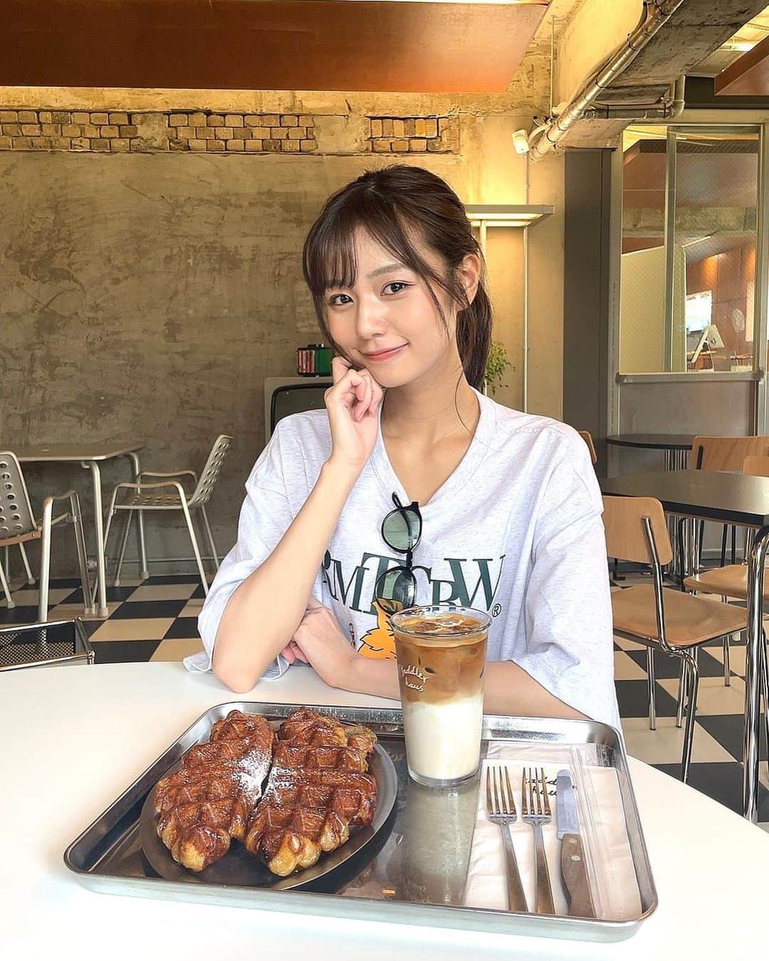 杉浦みずきのインスタグラム：「. なんか顔が多くてすみません🥹🙏 このカフェ窓がおっきくて 自然光めっちゃ入ってたから いっぱい撮ってしまった😂  ここのクロワッサンワッフルが美味しすぎて忘れられない…🧇🥐🤍  #韓国カフェ #江南カフェ  @saddlerhaus_bakery」