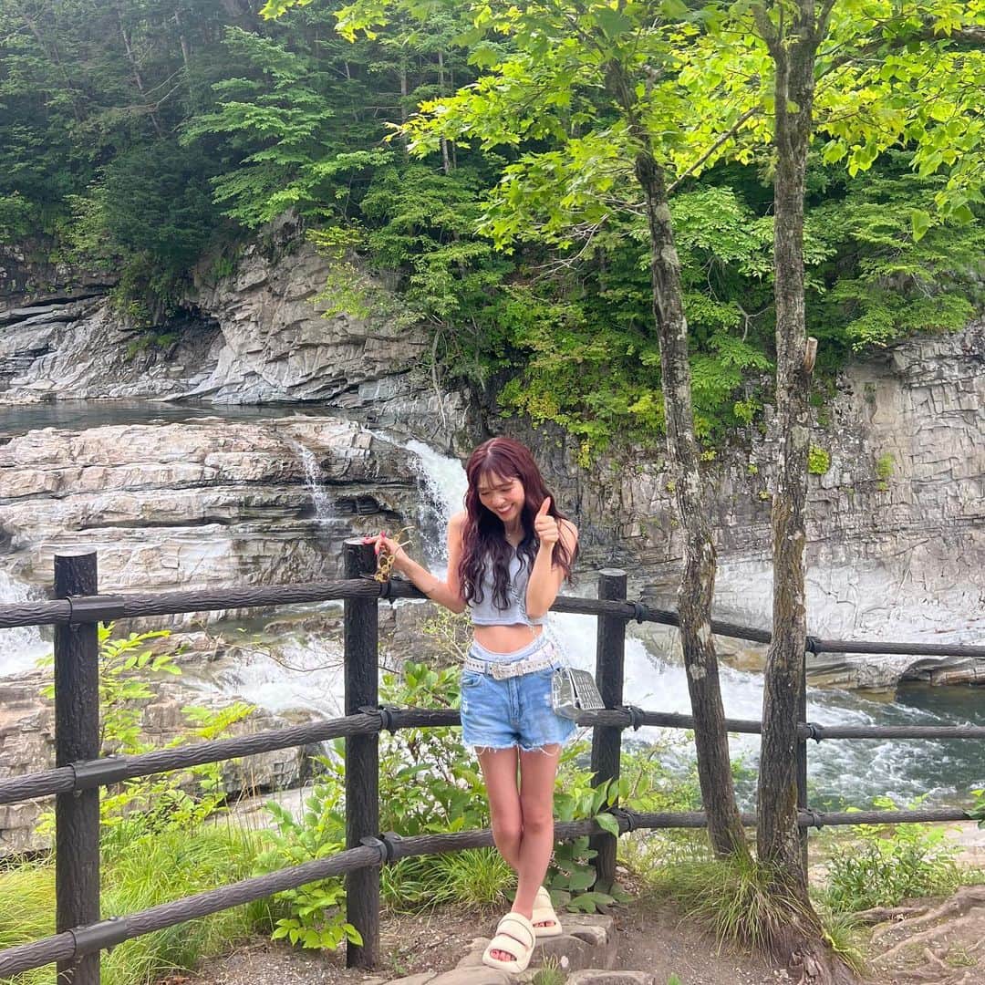 高畑麻優さんのインスタグラム写真 - (高畑麻優Instagram)「北海道満喫してます！🩵 滝綺麗だったのー！🌳🪨」8月21日 20時47分 - 04__m.aa