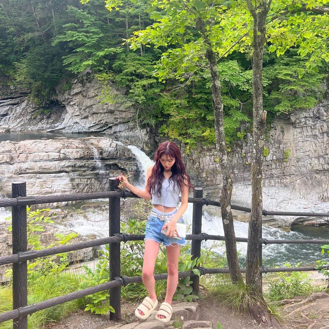 高畑麻優さんのインスタグラム写真 - (高畑麻優Instagram)「北海道満喫してます！🩵 滝綺麗だったのー！🌳🪨」8月21日 20時47分 - 04__m.aa