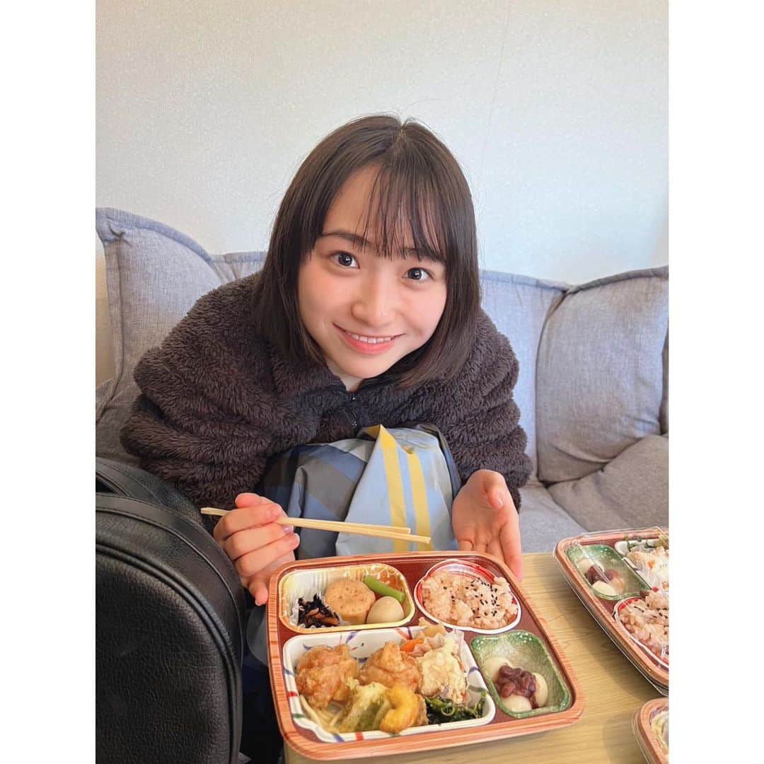 田牧そらのインスタグラム：「📷  『カメラ、はじめてもいいですか？』  今夜第8話が放送されます！ ミトの過去が今夜明らかになります！  👆🏻写真は現場のお弁当と。 カメはじの現場はロケ弁がとても美味しくて、ご飯の時間がとても楽しみでした🍚 それと、ドラマ中に出てくる、美術さん手作りの料理もとても美味しくて、食べるシーンがあるとすごく嬉しかったです☺️  ぜひご覧ください。  #カメはじ　@bs260_camehaji  #田牧そら」
