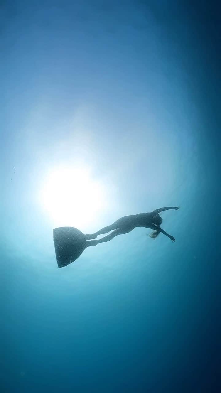 福田朋夏のインスタグラム：「海の中はとっても気持ちがいい😌🤍 夏が過ぎる前にたくさん潜らなくちゃ。  @gopro @goprojp @paryapo #freediving #ocean #sea #blue #diving #okinawa」