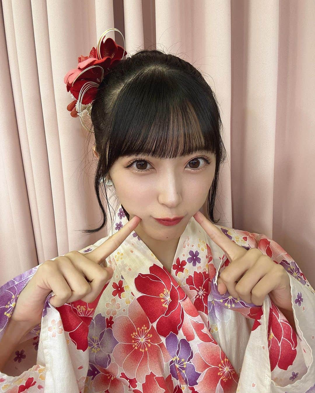 佐藤綺星のインスタグラム：「🎐🤍  今年は2回も浴衣を着れて いい思い出になりました> <♡   #浴衣  #ゆかた  #浴衣女子  #浴衣ヘア  #おだんごヘア」