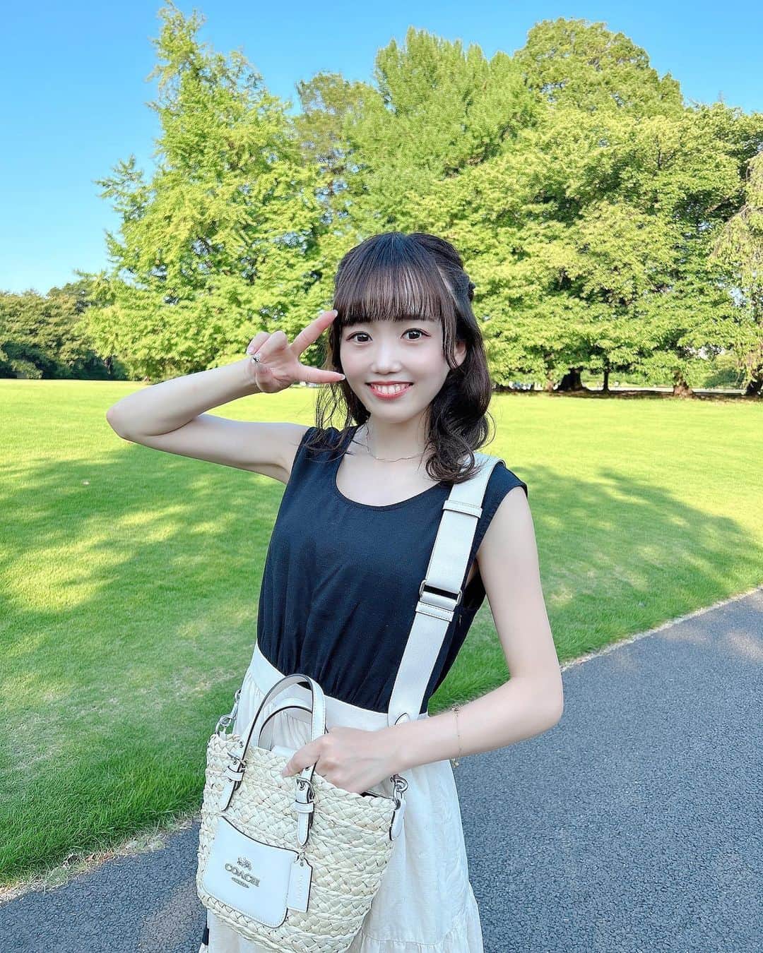 のインスタグラム：「🌳☀️  お散歩した〜😽  #新宿御苑 #新宿 #散歩 #夏コーデ #低身長コーデ #japantravel #japanesegirl #followｍe #いいね」