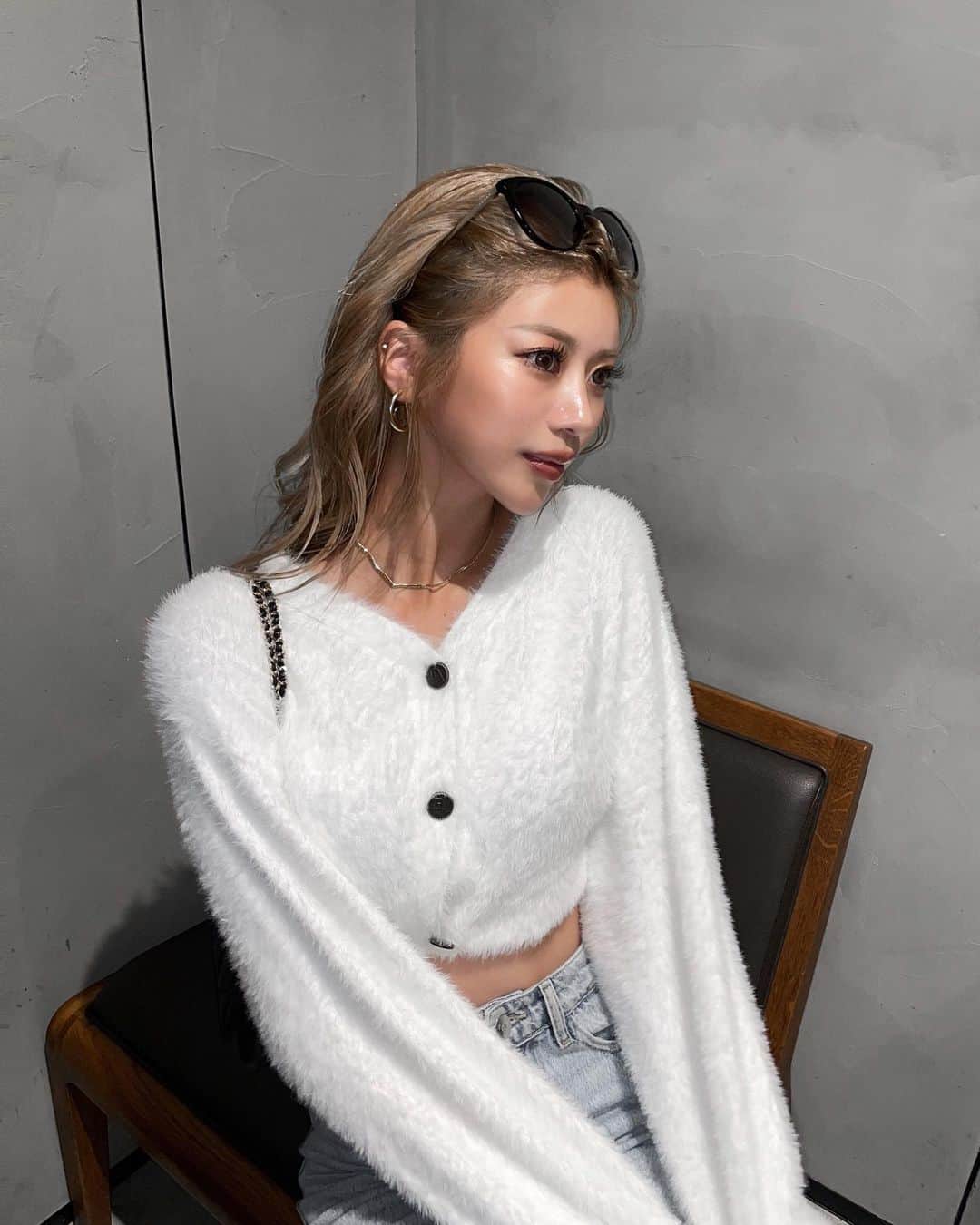 瀬戸南のインスタグラム：「𝐒𝐡𝐚𝐠𝐠𝐲 ❤︎  BY / @diante.official   DIAのヴィンテージボタンの ふーわふわっなカーデ🤍🤍  フェミニンなアイテムはデニムで カジュアルダウンさせたり モノトーン縛りがすき👖💕  そして、、  DIANTÉpopup情報解禁しましたーっ！！ 東京の皆様9/30-10/1のPOPUP お会いできるのを楽しみにしています❤️‍🔥❤️‍🔥  そして今回お会いできない県の方にも いつか会いに行けるように頑張ります😭💞  #DIANTE#DIANTE_STYLE#prada #スタバ#高身長コーデ#172cm、 #シャギー#カーディガン#海外ヘア #福岡#popup#前髪アレンジ」