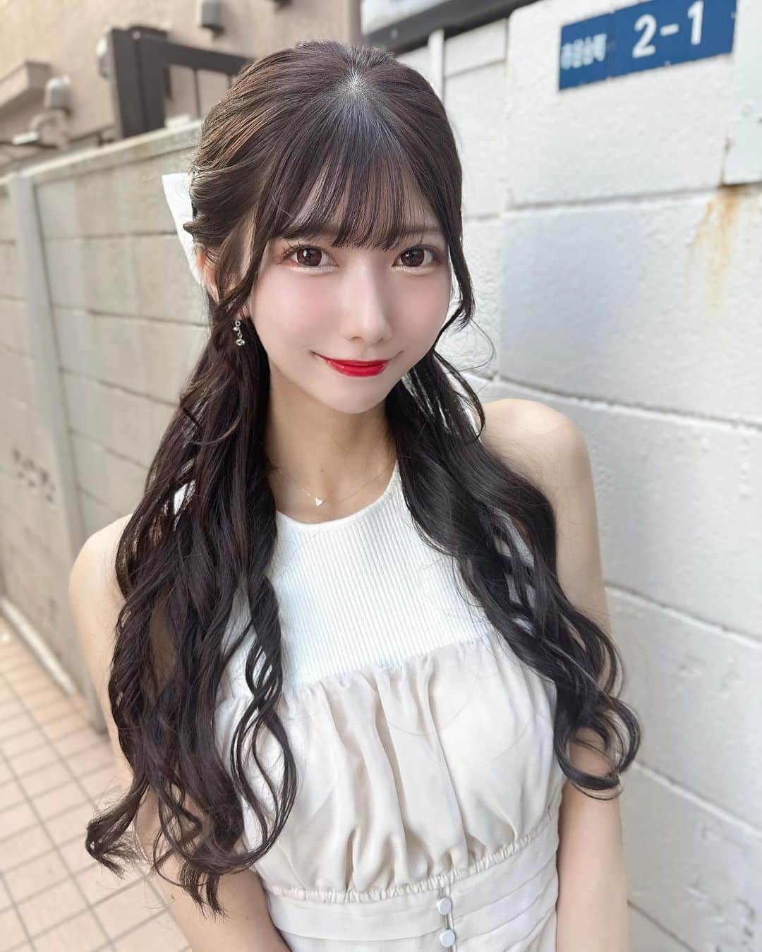 山広美保子のインスタグラム：「誕生日の日のワンピースとヘアセットもしたよ🤍 . . . . . #夏服 #誕生日 #生誕祭 #ケーキ #美脚 #ニットワンピース #タイトスカート #ワンピース #フェミニン　#私服 #全身コーデ #アイドル #idola #lucu #cantik #ไอดอล  #follow #フォロワー募集中 #いいね返し #乃木坂46 #乃木坂46 #大人 #大人女子 #大人女子コーデ #美脚 #撮影  #巻き髪 #ロングヘア #ヘアアレンジ #ノースリーブ #ノースリーブワンピース」