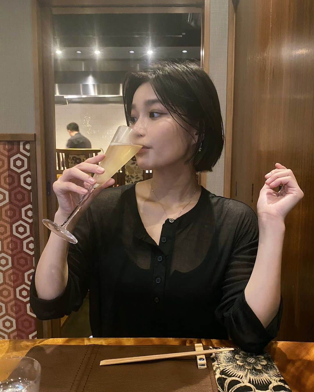 椿原愛さんのインスタグラム写真 - (椿原愛Instagram)「お祝いで飲むシャンパンは美味しいね☺️ そうじゃなくても、食前酒的な感じで一杯目に飲むのが好きです！  この日盛り上がりすぎてカラオケで踊っちゃって首が筋肉痛ですw ウェットヘアに見えますけど汗です。  #お酒」8月21日 20時52分 - ai.tsubakihara