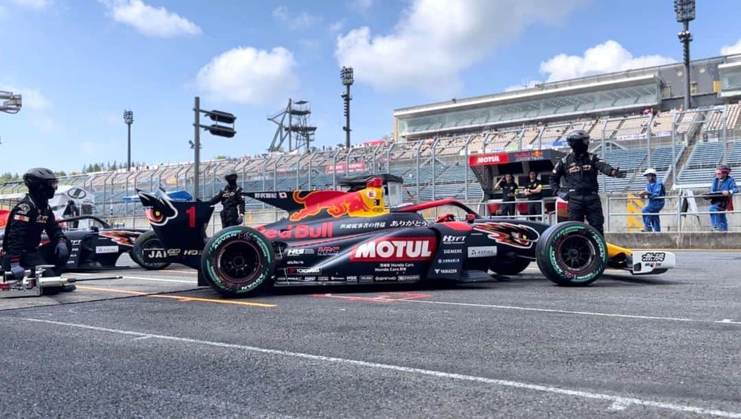 水村リアのインスタグラム：「SUPER FORMULA Rd.7 MOTEGI  毎年忘れて迎える、夏のもてぎの暑さを🥵 今年は色々起こって精神的にしんどかったなあ。  9月は開発テスト。 レースは、次は最終戦。 今シーズンももうすぐ終わるね。  𓃦꙳✮𖤐༶ 𓃦꙳✮𖤐༶ 𓃦꙳✮𖤐༶ 𓃦꙳✮𖤐༶ #SUPERFORMULA #SFormula #motorsports #レース #モータースポーツ」