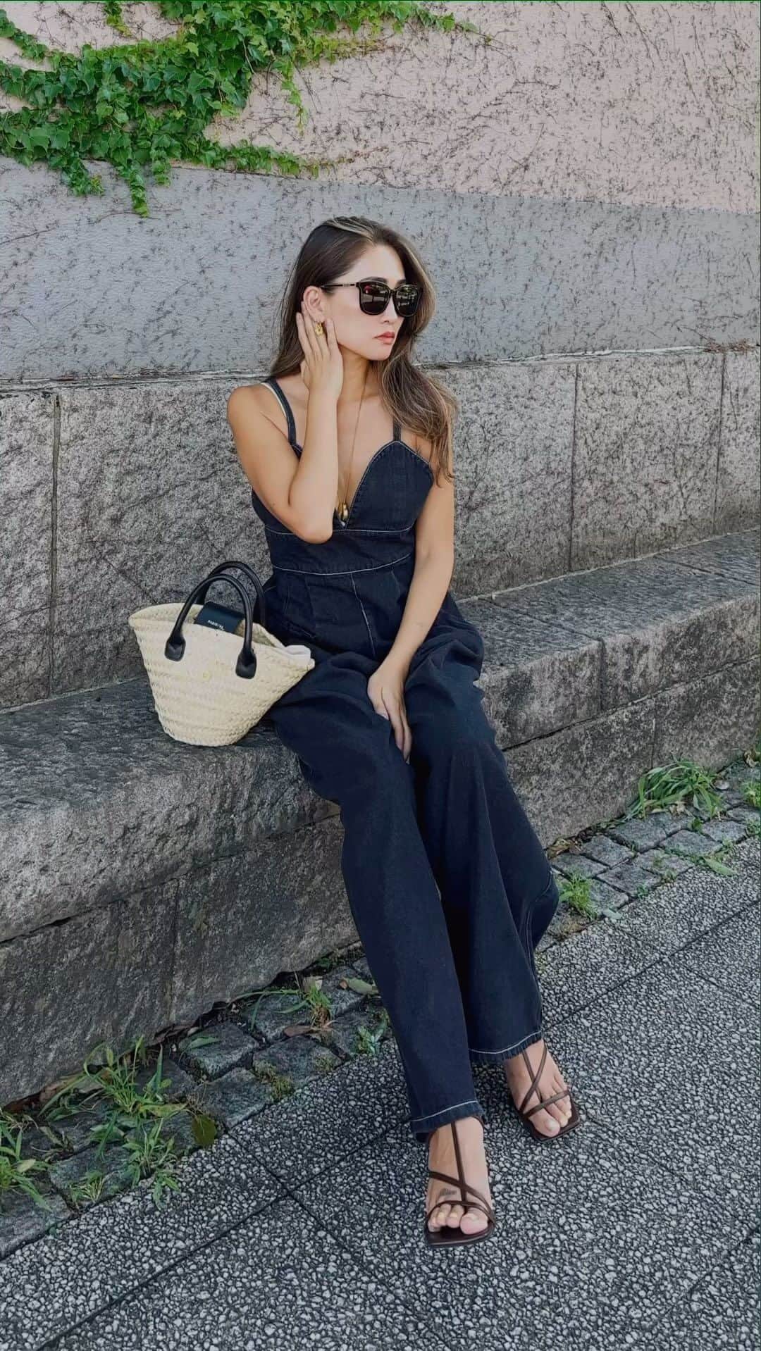 esutoreja_risaribonのインスタグラム：「さっ❣️ お久しぶりです😃 長いお盆休みを頂き帰ってきました😀 . ガッツリ太って帰ってきました🤣 今からダイエット始めます。 .  明日久しぶりに @esutoreja インスタライブです❣️ 水曜日の新作のお披露目です！ いつも新作販売日1日前に見せてる😂😂😂  まずは😍  デニムサロペットです‼️ こちらはこれから先着れる生地で作られてます！ ですがデザインが可愛いので今すぐ着れちゃう‼️  今日も汗だくでした😅 まだまだあついね ちなみにこちらはデニムブラックです！  .」