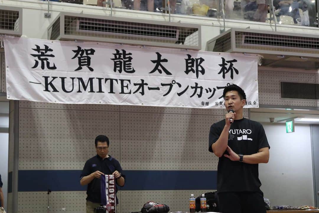 荒賀龍太郎さんのインスタグラム写真 - (荒賀龍太郎Instagram)「お陰様で第2回荒賀龍太郎杯を大盛況のうちに終えることができました。🐉 選手達は熱戦を繰り広げてくれました。素晴らしいパフォーマンスでした。ありがとう‼️  笹川会長、亀岡市長をはじめ各議員の先生方にもおいで頂きご挨拶と熱い声援を頂きました。  そして審判の先生方。丸１日子供達のためにジャッジして頂きありがとうございました‼︎  今大会は、オーストリア、オランダの2カ国の選手が参加してくれ、国際的な大会になってきました。2カ国の選手達も、日本の子ども達と交流ができ凄く刺激を受けた。というお言葉をいただきました。 今後も少しずつ大きく、また楽しい大会になっていくよう尽力していきますので、今後ともよろしくお願いいたします。  ありがとうございました😊  #荒賀龍太郎杯#第2回#京都#亀岡#組手#kumite#オープンカップ#オーストリア🇦🇹#オランダ🇳🇱」8月21日 20時52分 - araga1016