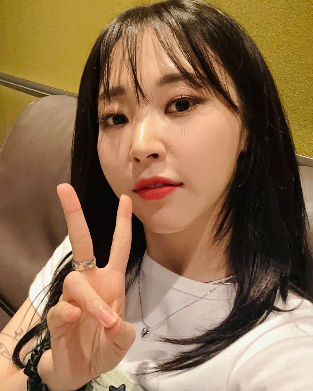 Mamamooのインスタグラム：「. [#문별]  잠시 후 9시 Mhz 므흐즈  ‘아이돌 라디오3’에서 심야 TAXI  타고 별이 빛나는 밤 달려 볼까요?✨  🔗 https://www.youtube.com/live/tmX89lh4WL4?feature=share  #마마무 #MoonByul #아이돌라디오」