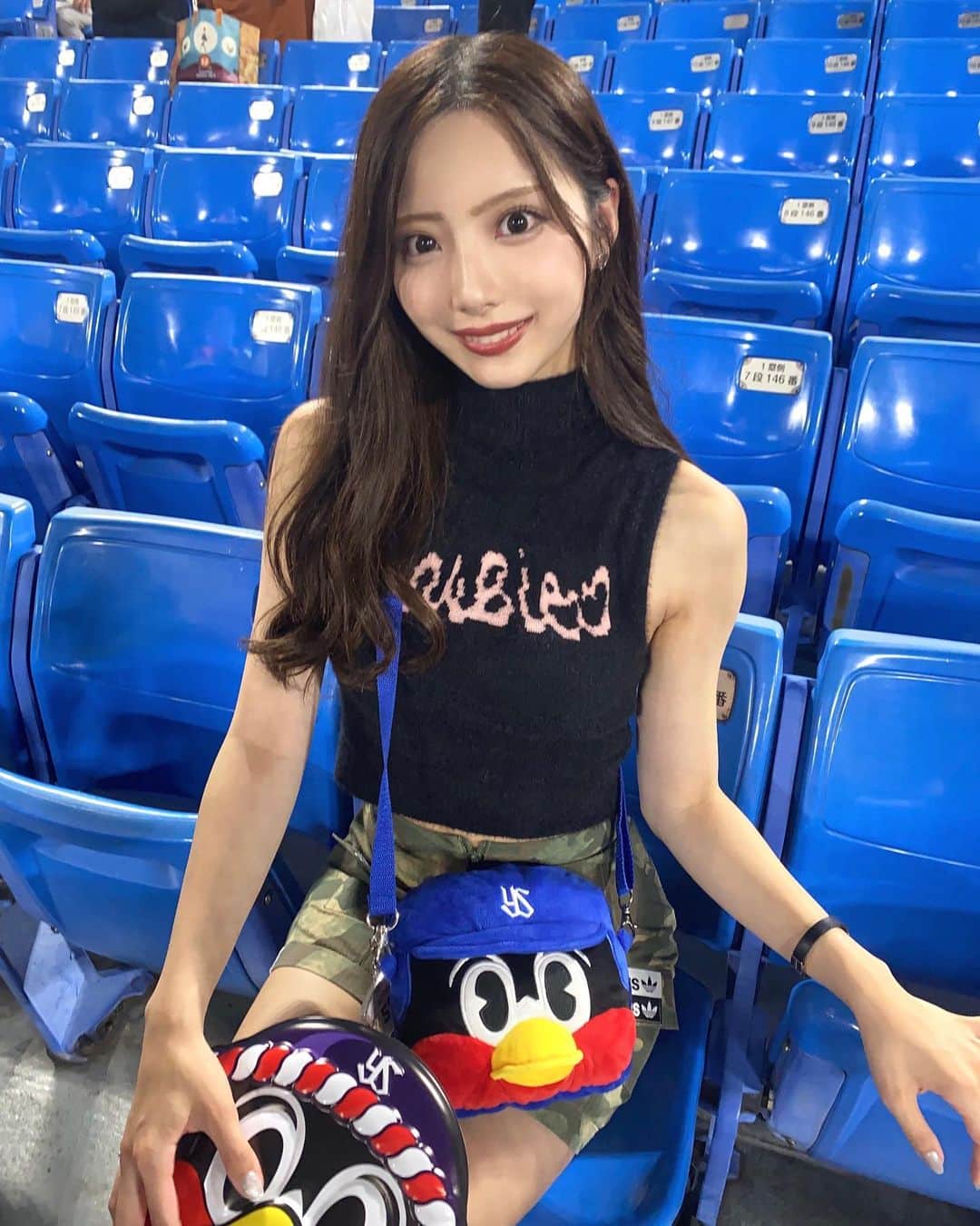 山下みちるのインスタグラム：「・ つば九郎day🐧🤍  球場で見る花火は格別〜🥰 ・  #野球 #プロ野球  #神宮球場 #野球観戦 #ヤクルトスワローズ  #つば九郎 #swallows #baseball  #ootd #japan #instagood」