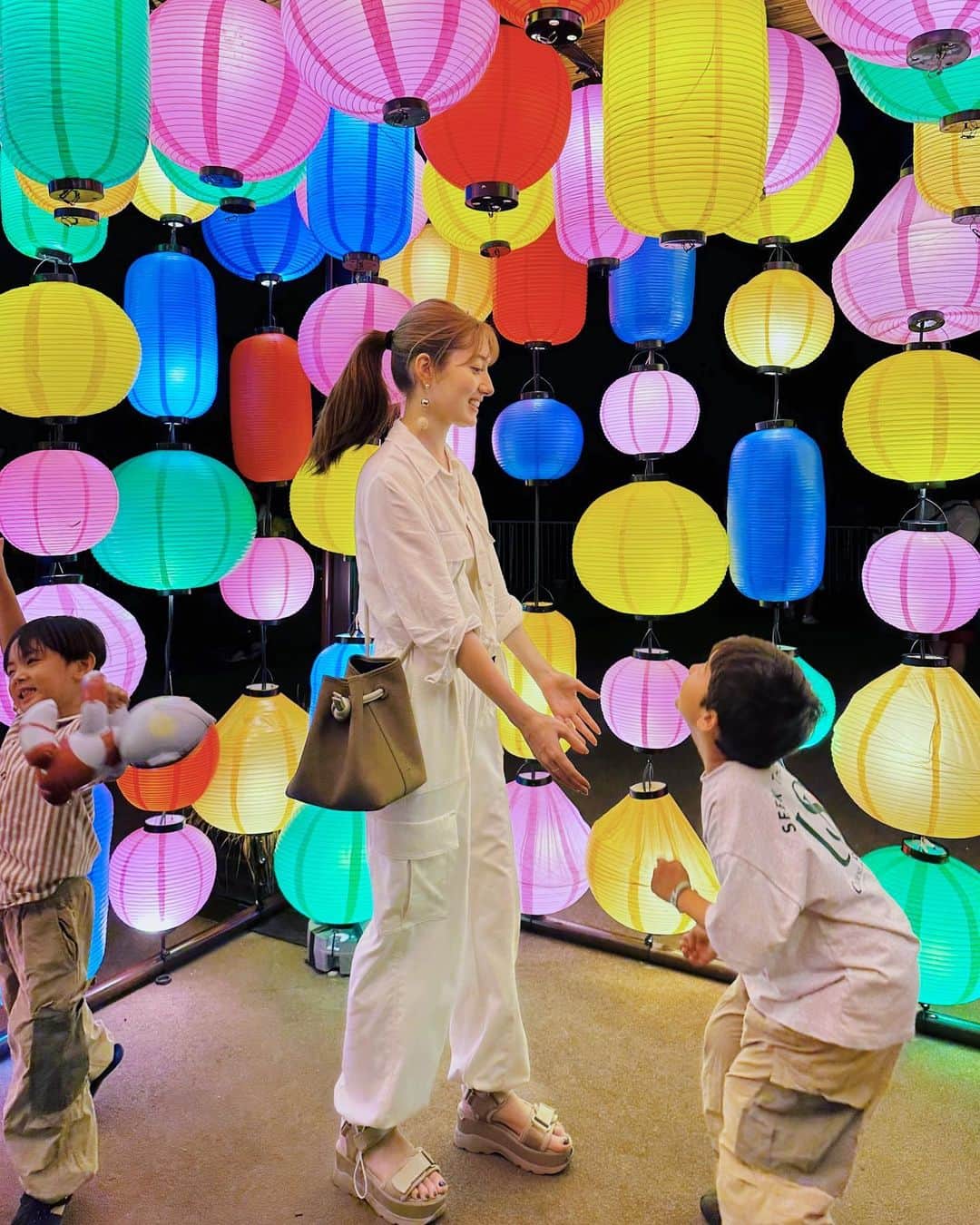 ティファニー春香さんのインスタグラム写真 - (ティファニー春香Instagram)「.  少し前ですが、姉ファミリーと一緒に念願の 西武園ゆうえんちへ行ってきました！🏮🎡✨  園内では昭和レトロな雰囲気を体感でき✨ 私たち大人もとっても楽しめました😆♪  甥っ子は特に7月からスタートした ウルトラマン・ザ・ライドに大はしゃぎ🎈 夏休み、沢山遊べてよかったね〜☺️✨  夜の花火も素敵でした!!🎆💗  気付けば夏もあと少し..！ 残りも暑さに気を付けて楽しんでいきましょうね🌼  #西武園ゆうえんち #ウルトラマン #夏休み」8月21日 20時55分 - tiffanyharuka