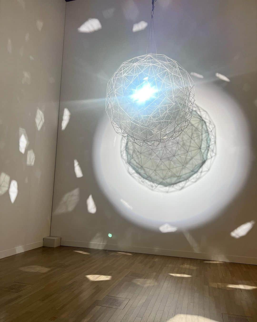 菊池良子のインスタグラム：「光の奥深さ、パワーを感じた ・ ・ #テート美術館展 #国立新美術館　#美術鑑賞　#デートスポット　#これはテート　#夏のおすすめスポット　#涼しい　#美術館巡り　#アート」