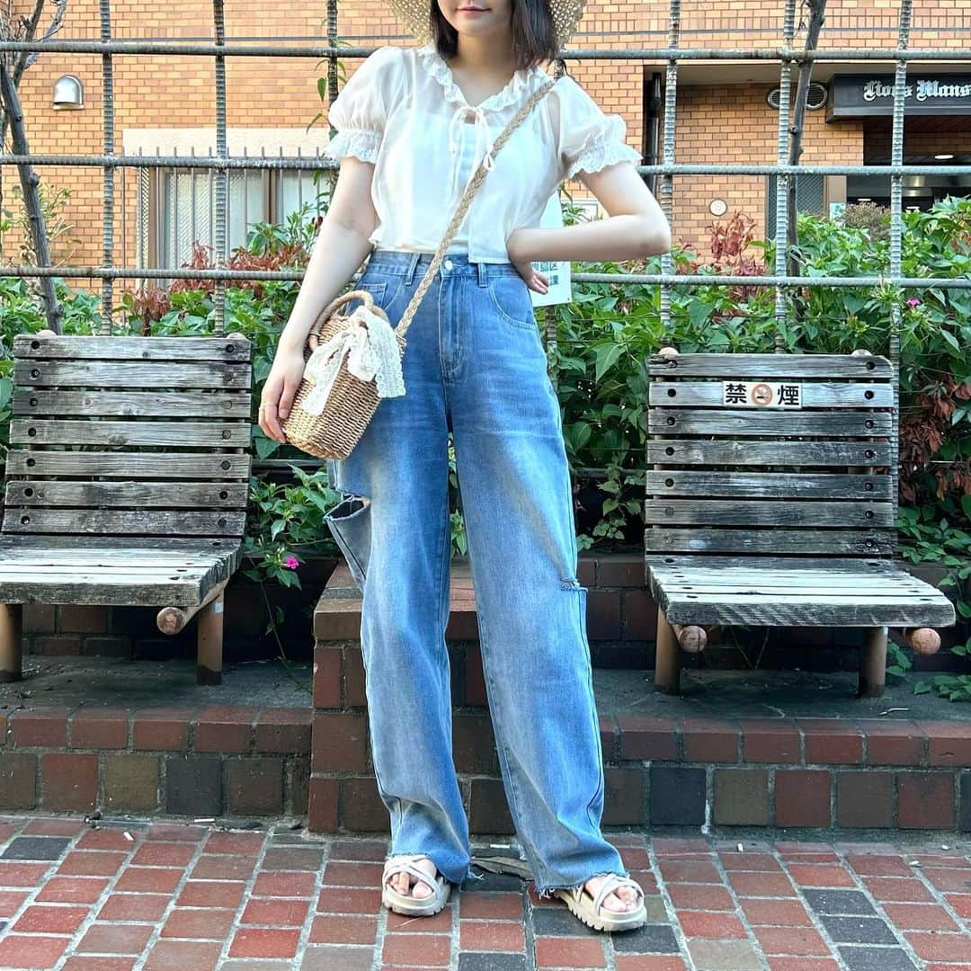 みさねのインスタグラム：「全身SHEIN🌻小物含めトータル約6700円くらいなのすごすぎ🫨 ㅤ (...サンダルだけGRL🫱🏻‍🫲🏼笑) ㅤ 今年白×デニムコーデめっちゃしとる🌷  帽子写真よりだいぶ大きかった農業してそう😆笑 ㅤ 20%OFFクーポンコード【misane】めっちゃお得だよ使ってね🫶 ㅤ 商品ID📝 ぼうし 13703528 キャミ 10804880 カーディガン 10748727 デニム 2587245 バッグ 10246755 リング 3036231  @dazy_fashion @sheinofficial  #shein #shein購入品 #シーイン #シーイン購入品 #SHEINDazy#Dazy#SHEINforAll#ootd#sheinpartner #プチプラコーデ #grl購入品 #夏コーデ #デニムコーデ」
