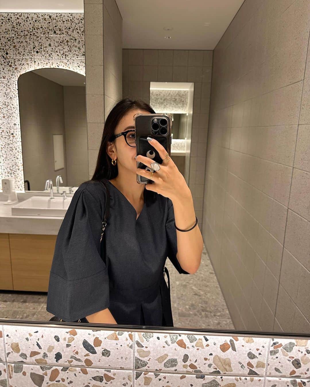 鈴木詩織のインスタグラム：「今日は朝から甲子園観てのんびりお過ごし🫡明後日の決勝も観なきゃ！  なに着ようかな〜と悩んだときは大体ロンパースを手に取っちゃう🩶 そんな楽ちんなお洋服です🙆🏻‍♀️  ⁡  #shiorin_styling#meri#ミリコのミリ活」