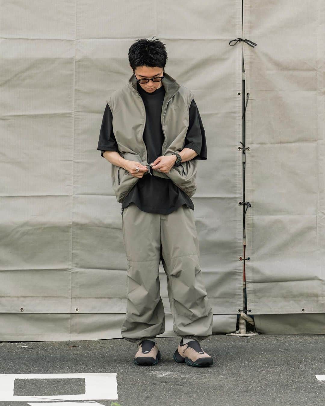 Ryoさんのインスタグラム写真 - (RyoInstagram)「Today's outfit 🚶🚶🚶 楽しみしてた3ピース。ベストとパンツのセットアップ。 +ジャケットもありますよ✌️ ベストは、ブロックフリースのリバーシブル。 秋冬活躍してくれるのは、間違いなし🫡  vest : @daiwapier39_official  t-shirt : @blurhms_rootstock  pants : @daiwapier39_official  shoes : @oakley  eyewear : @yuichi_toyama_official   ㅤㅤㅤㅤㅤㅤㅤㅤㅤㅤㅤㅤㅤ #daiwapier39 #oakley #plus81」8月21日 20時56分 - ryo__takashima