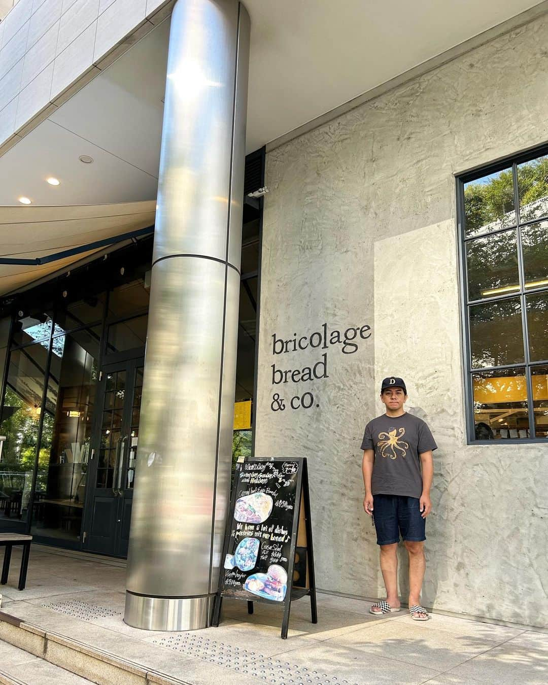 伊藤智博さんのインスタグラム写真 - (伊藤智博Instagram)「シャレてるし、パンうまー！  #bricolagebreadandco #ブリコラージュブレッドアンドカンパニー #六本木 #六本木グルメ #六本木ランチ #エッグベネディクト #パン #☕️ #🥪 #itoburger #thehwdogandco #drybones #ドライボーンズ #vanscheckerboardslipon #バンズチェッカー #LLR伊藤」8月21日 20時56分 - itotomohirollr