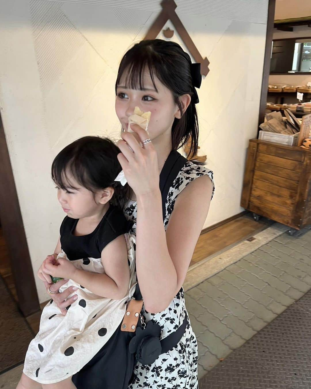 はやめいさんのインスタグラム写真 - (はやめいInstagram)「日帰り長瀞の思い出👧🏻 ♡  はじめてライン下りをしたり 朝から夕方までたくさん 遊んで楽しかった 〜 〜  とっても暑かったけど娘も 楽しそうでした ^.ˬ.^  ずっと食べたかった阿左美冷蔵の かき氷を食べられて幸せだったなぁ 〜  最近は体力が有り余って しまうので一度帰宅してから公園に 行ってたくさん汗をかいてきました 💭  2歳半元気すぎる！！₍ᵔ· ̫·ᵔ₎ お昼寝みなさんどんな感じですか？ 👧🏻  私が着ているワンピースは @gizelle_import samaのものです 🍓  形がすごく可愛くてさらっと 着られてお気に入りです🤍🤍  #こども #こどものいる生活 #シングルマザー#シンママ#シンママライフ #こどものいる暮らし#キッズ #ママスタグラム#２歳6ヶ月 #むすめふく#プチプラコーデ#mamagirl #ママファッション#ママコーデ #親子服#親子コーデ #長瀞#長瀞観光#長瀞グルメ」8月21日 21時07分 - haya.mei