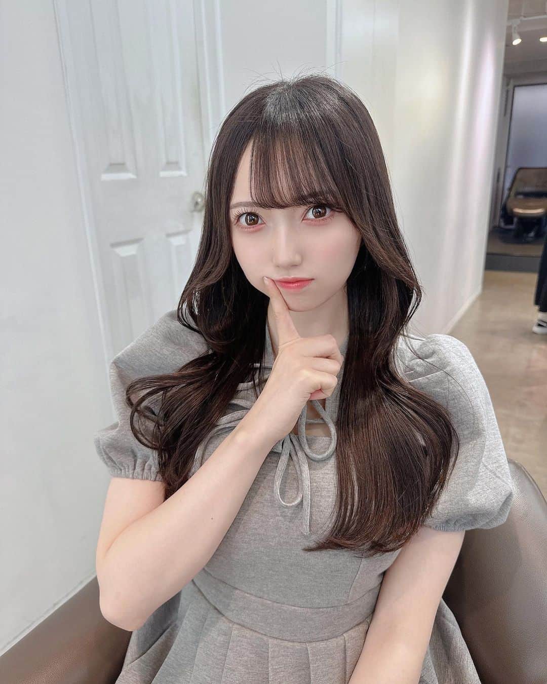 のインスタグラム：「トリートメントしてもらったよ〜ツヤツヤ！  2日間連続美容院行ってきた…ありがとうございました生き返りました（т-т）  可愛い？？？🥺   #美容院  #美容室  #ヘアカット  #カット  #サロンモデル  #サロモ  #被写体モデル  #ヨシンモリ  #韓国ヘア  #黒髪ロング  #ロングヘア  #暗髪  #いいね返し  #likesforlike  #like  #photo  #photography  #photooftheday  #love  #instagood  #instadaily  #instalike  #instapic  #girl  #goodportraitworld  #japan  #reelsinstagram  #reels  #ootd  #outfit」