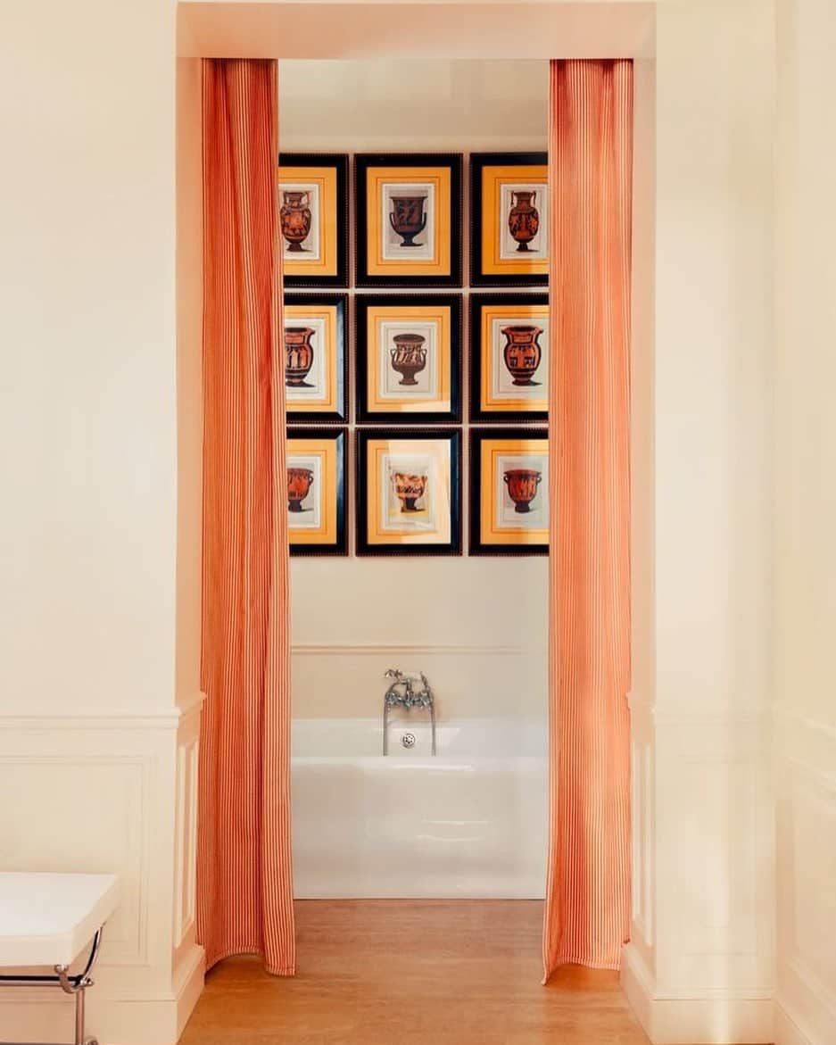 Homepolishのインスタグラム：「Hello, Monday 🧡 Starting the week with a glimpse into this artful bathroom by Fabrizio Casiraghi @fabriziocasiraghi  Via #archdigest photo @cerrutidraime   #inspiringinteriors #artfulliving #freshcolor #bathroominspo #interiordesign」
