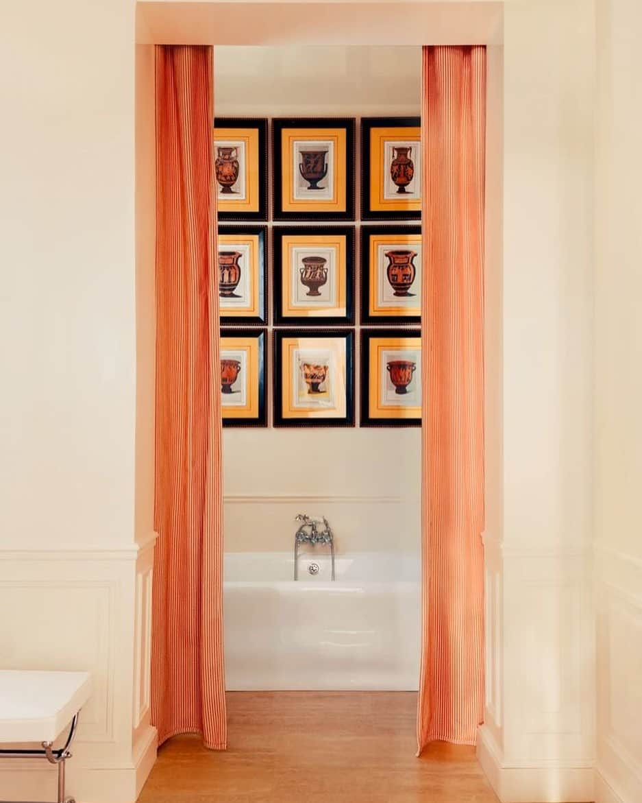 Homepolishさんのインスタグラム写真 - (HomepolishInstagram)「Hello, Monday 🧡 Starting the week with a glimpse into this artful bathroom by Fabrizio Casiraghi @fabriziocasiraghi  Via #archdigest photo @cerrutidraime   #inspiringinteriors #artfulliving #freshcolor #bathroominspo #interiordesign」8月21日 21時06分 - joinfreddie