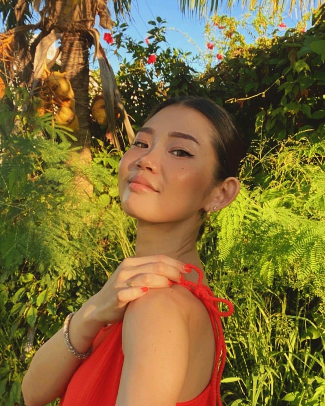 のインスタグラム：「赤色を着るだけで❤️ 何かアガるよね😆 女将モードでは着れない服を 休日に着るだけでも少しハッピー❤️  ネイルカラーもリンクしてたのと ここのリボンが可愛いのよ〜のお写真😆  オシャレも仕事も楽しんでやりたいのです❤️ 楽しみ倒すのが私の美学🤗笑  ちなみにこちらはGAPのワンピ @gap_jp   #ootd #red #ワンピースコーデ #ワンピ #リフレッシュ #休日コーデ #休日の過ごし方 #石垣#沖縄 #お出かけコーデ #夏コーデ #気分転換 #awich #私の美学」