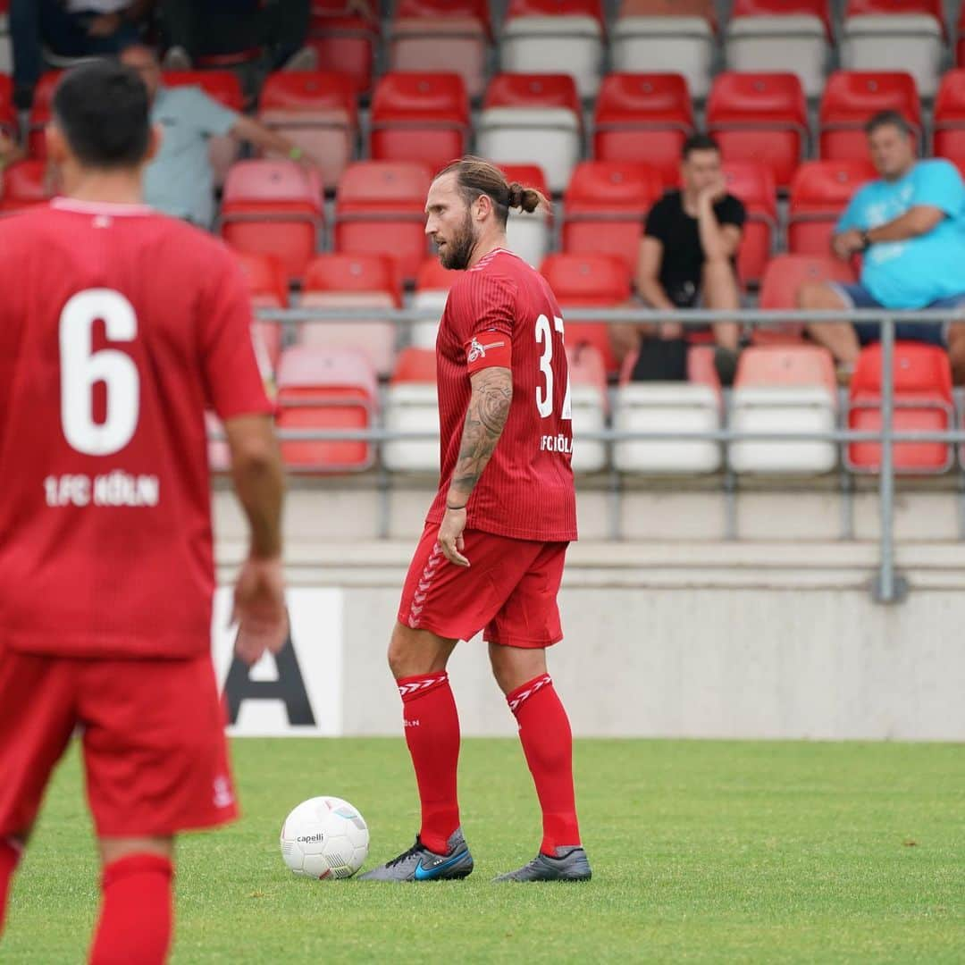 マルコ・ヘーガーのインスタグラム：「Auswärts einen Punkt erkämpft  in Unterzahl 🔴⚪️  #plus #1 #fight #together #team #positivevibes #blessed #thankful #effzeh #köln #fc #home #love #mh37 #liebedeinestadt #u21 #away #game」