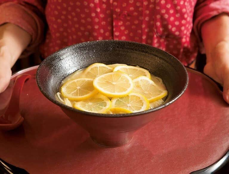 祇園麺処 むらじさんのインスタグラム写真 - (祇園麺処 むらじInstagram)「ファンも多い「檸檬ラーメン」。もう、召し上がりましたか？ 梶井基次郎ファンの方も是非。  Haven't you tried Remon ramen yet? This is the time! Try!    #ラーメン好きと繋がりたい　 #京都ラーメン　 #関西ラーメン #kyotoramen #麺テロ #ラーメン京都 #烏丸御池グルメ #京都グルメ #麺活 #ramenlovers #japanramen #kyotogram #麺処むらじ #京都ラーメン部 #関西ラーメン」8月21日 21時00分 - ramen_muraji