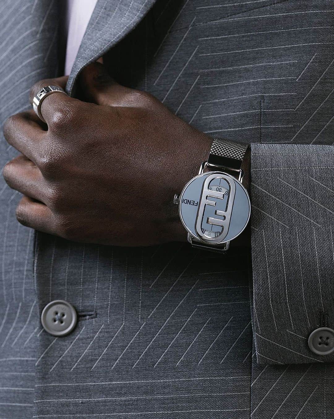 Fendiのインスタグラム：「Rooted in heritage, looking toward the future. The Fendi O'Lock by fourth-generation designer Delfina Delettrez Fendi reveals the hour, minutes, and seconds on new #FendiTimepieces.  Artistic Director of Accessories and Menswear: @silviaventurinifendi ​ Artistic Director of Jewellery: @delfinadelettrez​  Photography: @brunostaub   Styling: @ganio Makeup: @samiamohsein Hair: @ramoneyluv  Casting: @piergiorgio」