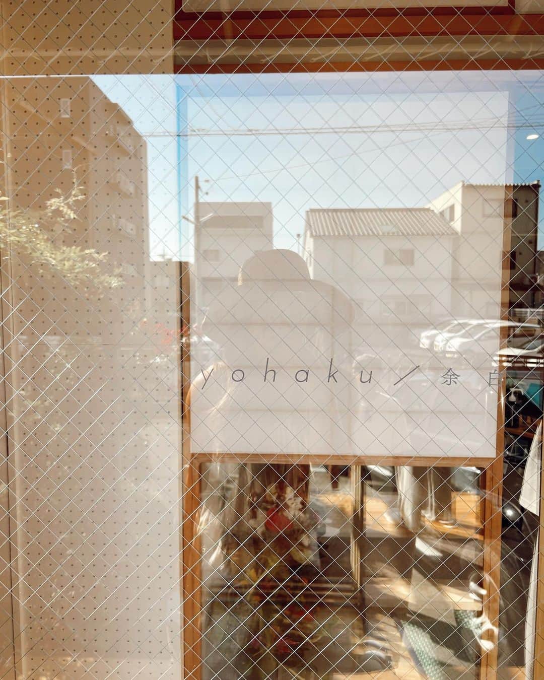 misatoさんのインスタグラム写真 - (misatoInstagram)「. 𝑦𝑜ℎ𝑎𝑘𝑢 𝑜𝑝𝑒𝑛🌿 ⁡ ⁡ ⁡ 阪下さんがオープンされた美容院＋お茶の空間 “yohaku”のプレオープンにお邪魔しました♡ ⁡ @yo_haku_  ⁡ ⁡想像以上に素敵な 和洋折衷感のある落ち着く空間で 阪下さんの施術と おいしいお茶が頂けるなんて… ⁡ 癒しでしかない‼︎✨🌿 ⁡ まさに“𝑦𝑜ℎ𝑎𝑘𝑢” ⁡ ⁡ ⁡ 実は、オープンする何ヶ月も前に お声がけいただき ロゴ制作やショップカードデザインを 担当させて頂きました🙋🏼‍♀️💓 ⁡  直接お会いしたりオンラインで お店のコンセプトや阪下さんの想い、 店舗デザインなどとにかくyohakuに関することを たくさん共有してもらって なんなら空間デザインにも ちょこっと口出しさせてもらって(笑 いっぱい考えて悩んで ミリ単位で調整して やっと完成したロゴやショップカードは わたしにとっても思い入れのある 大切なモノ♡ ⁡ ⁡ ⁡ 実際に完成したモノたちを見て ゼロからデザインに参加することは なんて楽しいんだー‼︎🙌とちょっと泣きそうに🥹💓w ⁡ ⁡ ⁡ おしゃれなロゴってだけじゃなくて 想いや気持ちやコンセプトをどれだけ乗せられるかが わたしがロゴ制作をする上で大事にしていること♡  そのためにヒアリング(という名のおしゃべりw)は とっても大事にしています🫧 ⁡ ⁡ ⁡ 阪下さんとの打ち合わせは本当に楽しくて ワクワクしちゃった♡ ⁡ 改めて… オープンおめでとうございます🍾✨ ⁡ ランチという名の打ち上げ 是非お願いしまーす🫶💓💓 ⁡  ⁡ ⁡ ✿デザインに関する投稿は ▷ @miico_design  ⁡  ⁡ ⁡ ⁡ #静岡市美容院#静岡市 #グラフィックデザイナー#デザイナー#ロゴ制作#ショップカードデザイン #ショップカード#canva公式クリエイター #flower」8月21日 21時00分 - leialoha319