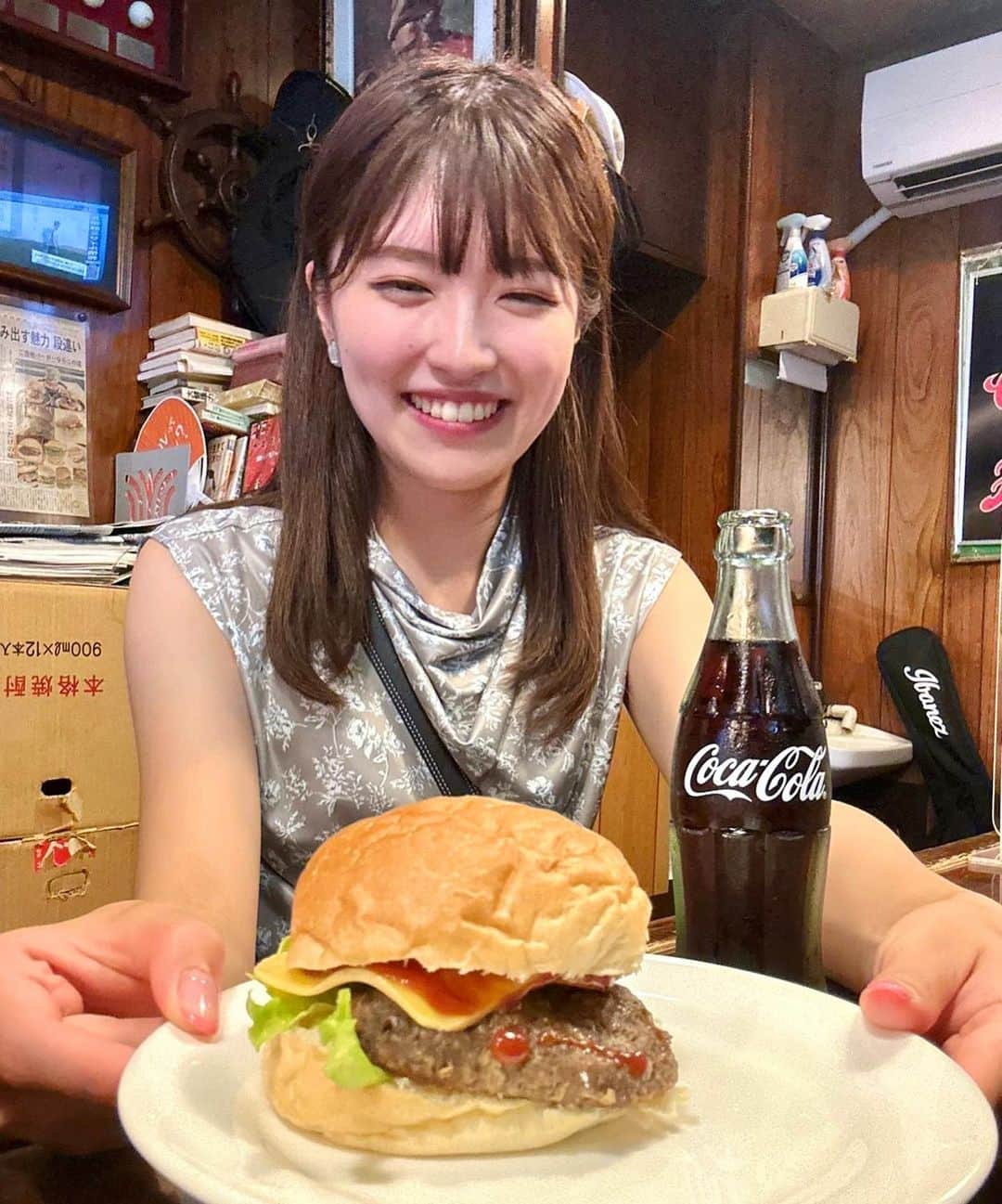 内田有香さんのインスタグラム写真 - (内田有香Instagram)「「ほそやのサンド」🍔 日本で最古といわれるハンバーガーショップが宮城にあるときいていってきました😋  私が食べたのはチーズバーガー バンズはふわっふわ！ 肉も柔らかく、チーズもとろけて 美味しかったです🍔  レトロな店内で瓶のコーラを飲めたのも、 雰囲気があってよかった♡  70年以上の歴史あるお店 ハンバーガーの歴史を感じてきました😋  #仙台グルメ #ほそやのサンド #ハンバーガー」8月21日 21時01分 - yuuka_uchida_