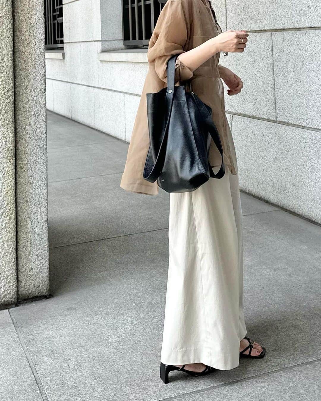 かほこ。さんのインスタグラム写真 - (かほこ。Instagram)「ㅤㅤㅤㅤㅤㅤㅤㅤㅤㅤㅤㅤㅤ ㅤㅤㅤㅤㅤㅤㅤㅤㅤㅤㅤㅤㅤ shirt : #maisonspecial inner : #gu bottom : #cos bag : #raybeams sandals : #menue ㅤㅤㅤㅤㅤㅤㅤㅤㅤㅤㅤㅤㅤ 大人めブラウン系コーデ🐻 一目惚れしたCOSのワイドパンツにクロップド丈のキャミ、シアーシャツで大人っぽくもカジュアルに🌟 ㅤㅤㅤㅤㅤㅤㅤㅤㅤㅤㅤㅤㅤ 暑すぎてぺぺっとポニーテールに。 ㅤㅤㅤㅤㅤㅤㅤㅤㅤㅤㅤㅤㅤ #kaho_fashion」8月21日 21時01分 - xxokohakxx