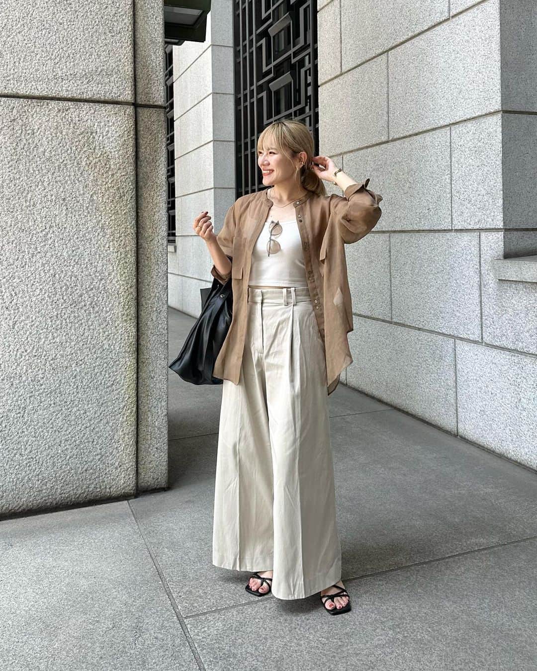 かほこ。のインスタグラム：「ㅤㅤㅤㅤㅤㅤㅤㅤㅤㅤㅤㅤㅤ ㅤㅤㅤㅤㅤㅤㅤㅤㅤㅤㅤㅤㅤ shirt : #maisonspecial inner : #gu bottom : #cos bag : #raybeams sandals : #menue ㅤㅤㅤㅤㅤㅤㅤㅤㅤㅤㅤㅤㅤ 大人めブラウン系コーデ🐻 一目惚れしたCOSのワイドパンツにクロップド丈のキャミ、シアーシャツで大人っぽくもカジュアルに🌟 ㅤㅤㅤㅤㅤㅤㅤㅤㅤㅤㅤㅤㅤ 暑すぎてぺぺっとポニーテールに。 ㅤㅤㅤㅤㅤㅤㅤㅤㅤㅤㅤㅤㅤ #kaho_fashion」