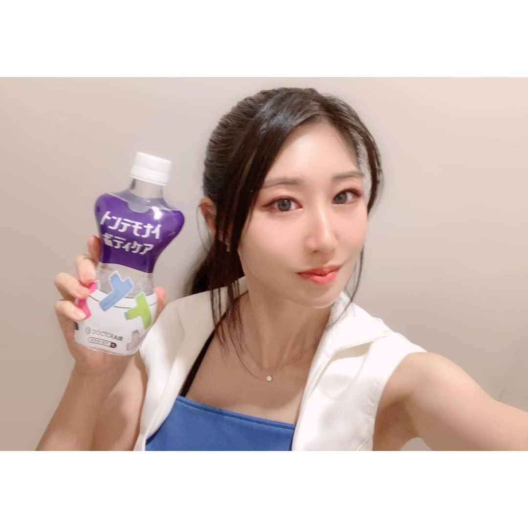 浜本あきのさんのインスタグラム写真 - (浜本あきのInstagram)「#JAPANドラッグストアショー  🩹💊🧴🧼✨ #ドクターエア ブースで3日間お仕事させていただきました❣️ たくさんの方々にお試しいただけて良かったです🥰 米倉涼子さんの大きな看板の下で、夏らしくお腹出しのコスチュームで団扇を配りました🏖 . #エクサガン 、とてもいい感じのマッサージ機なので、ぜひチェックしてね🔫💕︎ 私もお仕事の合間に肩とか腰とか当ててました👐🏻 お値段も意外にお求めやすいそうな…🤔笑 . 一緒にお仕事したおふたりも、長身でスタイル良くて素敵でした✨ 珍しく私が1番 背が小さかったの🫡 . お声がけいただいた方もたくさんいらっしゃって、嬉しかったです😘 ありがとうございました‼️ 今後のイベントも、告知できるものはなるべく出していきますね！🍀*゜ . . 9月以降、個人依頼のリクエスト撮影も受け付けてます📸 DMでお問い合わせください💗 スマホ撮影、お茶、ご飯OK👍🏻 . .  . . #ドラッグストアショー  #ドラッグストアショー2023  #ドクターエアー #doctorair  #エクサガンハイパー  #ボディケア #ストレッチ  #米倉涼子 #美人 #スタイル良すぎ  #マッサージ #マッサージガン #マッサージ機  #ドラッグストア  . #リアルリカちゃん  #イベントコンパニオン  #イベコン  #被写体になります  #カメラマンさんと繋がりたい  #フリーランスモデル  #美脚モデル #美脚美人 #くびれ女子 #美脚 #脚長 #小顔美人 #スタイル抜群」8月21日 21時01分 - _a_a_tan