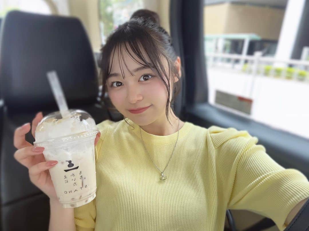 のインスタグラム：「♡♡♡  もう少しで夏休みおわっちゃうよー🥹💧  #吉田恵芽 #05 #ljk  #夏休み後半 #えにかいたもち #パフスリーブ #ヘアアレンジ #お団子ヘア」
