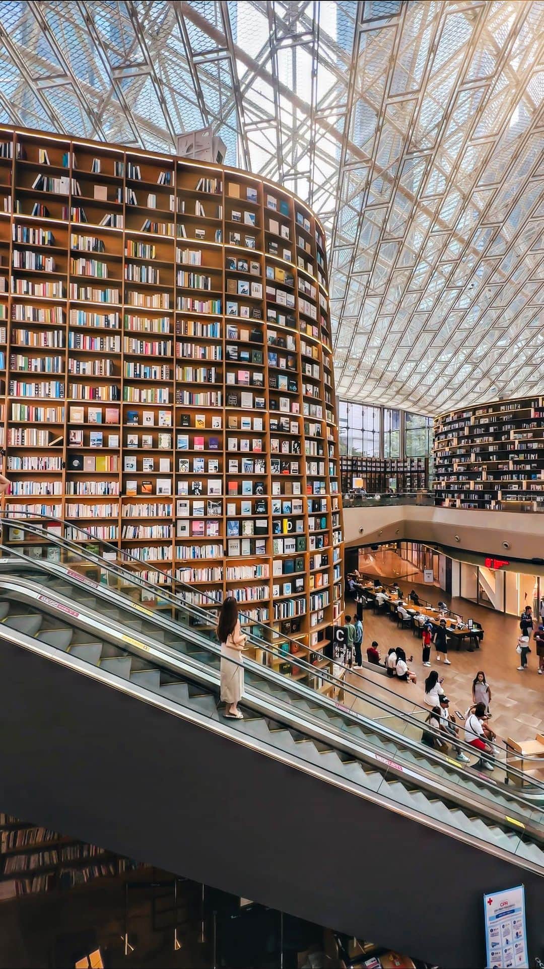 Stella Leeのインスタグラム：「The Best Insta Spot in Seoul is… Starfield Library ✨ This massive library with over 50.000 books and 13 meters tall bookshelves is a must see when you’re in town. Located at COEX Mall which is the largest underground shopping mall in Asia, the library itself is at the center of it and will be hardly to miss  There are 2 pairs of escalators in this library and you can enjoy % Arabica or Starbucks coffee here while reading books, working, or simply hanging out with friends. If you don’t visit this when you’re in Seoul, you’re definitely missing out! 🫣 #starfieldlibrary」