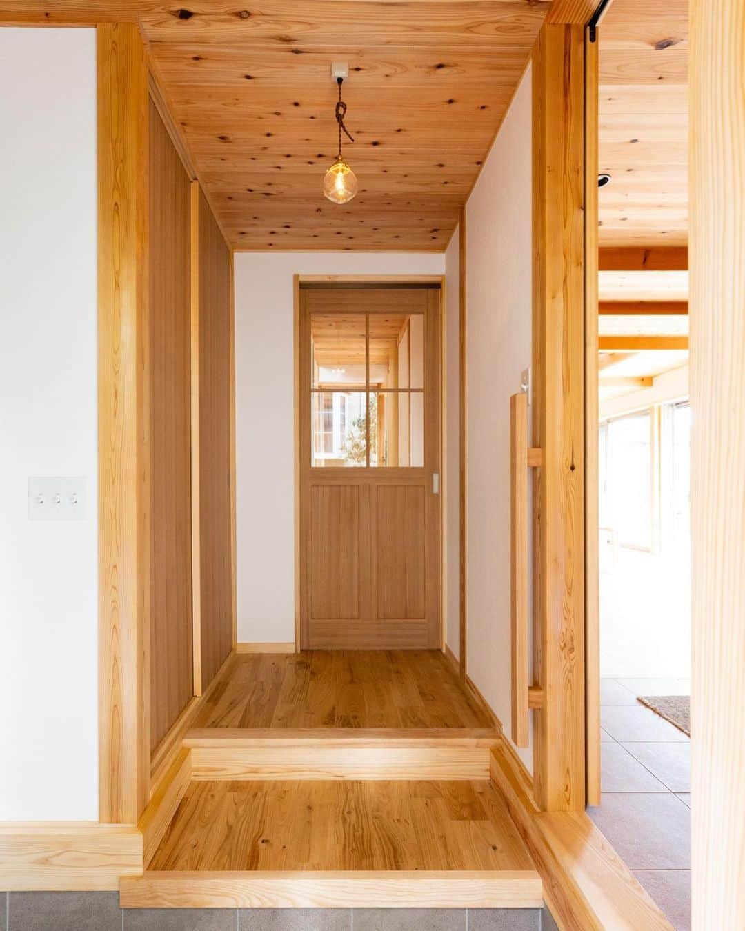 クボタ住建さんのインスタグラム写真 - (クボタ住建Instagram)「「木の家だからできること」  #クボタ住建  クボタ住建では、木製のオーダー建具を採用しています。 ナラ、マツ、タモなどの無垢の豊かな表情が魅力。  木の家との親和性を高め、お好みのデザインで製作。泡ガラスや葛布を使ったりと家づくりの思い出とともに家族を出迎えます✨  ＜クボタ住建施工＞  @kubota_jyuken  #オーダー建具 #デザイン建具 #泡ガラス #葛布 #木製建具 #無垢の木の家 #引き戸  クボタ住建は優しく温かい自然素材の木の家をつくります HP & more photos→@kubota_jyuken 施工事例多数掲載しております。 ホームページへもぜひ↓ https://kubotajyuken.com/  ⭐︎スタッフブログ⭐︎ https://kubotajyuken.com/blog/  #クボタ住建 #神奈川の注文住宅 #大和市#湘南の家#suumo注文住宅 #自由設計 #木の家 #無垢の家 #自然素材の家 #和モダンな家 #暮らしをつくる #暮らしを楽しむ #丁寧な暮らし#構造現し  クボタ住建 棟梁の自宅、随時見学受付ます。 資料請求やお問い合わせも是非。 メッセージDMでもどうぞ」8月21日 21時03分 - kubota_jyuken