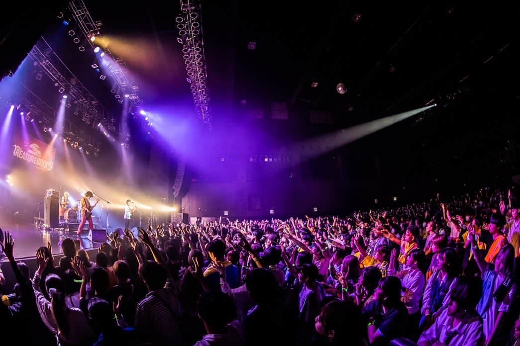 のインスタグラム：「. 8/21(月)は、「TREASURE05X　2023 20th Anniversary　～THEATER OF ENVY～」でした⚡  昨年に引き続き、名古屋の皆さんと一緒に楽しく盛り上がったステージになりました🔥  おいしくるメロンパンのステージを見に来てくださった皆さん、ありがとうございました！  次のライブは、8/24(木)「FC限定ワンマンライブ『秘密のおさかなパーティー vol.3 in 新江ノ島水族館』」です！ よろしくお願いします！  Photo by @yusuke_mphoto  #TREASURE05X #おいしくるメロンパン」
