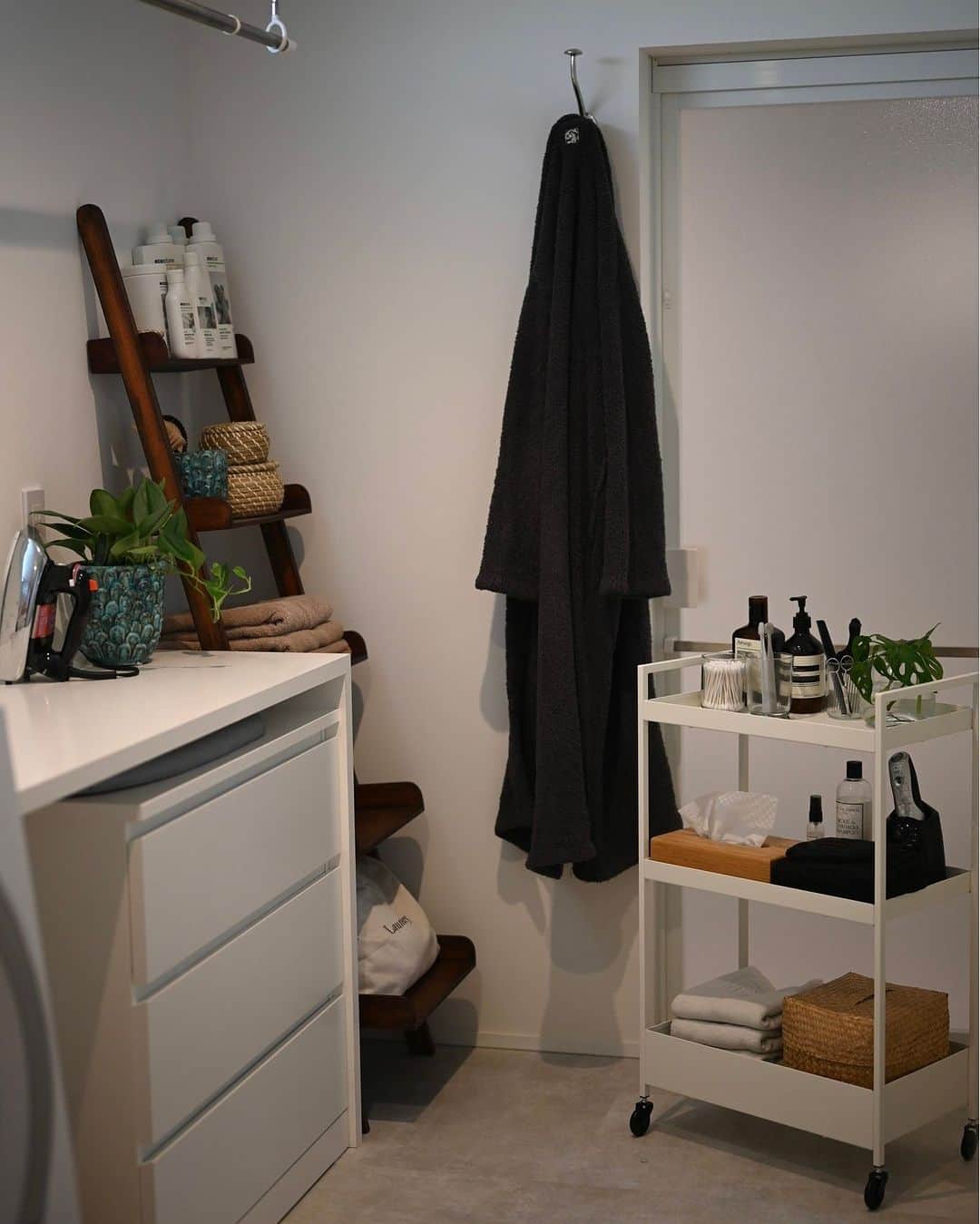 ムクリ［mukuri］さんのインスタグラム写真 - (ムクリ［mukuri］Instagram)「シンプルで使い勝手のいい水回り。洗面台、ランドリールーム、トイレ〜大切なものを美しく収める箱のような家で暮らす（kei_haus___さん）  一つ一つにこだわって 仕上げられたkeiさんのお家。  今回ご紹介する水回りも そんな場所のひとつです。  空間を構成する要素が多く、 組み合わせも無限大な造作の洗面台は 何度もイメージパースやコラージュを作り ようやく決定しました。  脱衣所を兼ねたランドリールームは 動線がスムーズなように意識しました。  そしてトイレはシンプルに。  愛用品も教えてくださっているので ぜひ参考にしてくださいね♩  @kei_haus___ さん ありがとうございました！  （編集：kaori）  ▶詳細はプロフィールのURLよりご覧ください プロフィールはこちらから @mukuri_official ・  –––––––––––––––––– ムクリ公式アカウントでは くらしの中にある"好き"や"コダワリ"を毎日お届け。  インテリア、整理収納から家づくりなど 日常で参考になる情報から サラッと読める短編コラムまで ご紹介していますのでフォローしてぜひご覧ください。 ▶︎ @mukuri_official ・  「 #ムクリ 」のタグもいつも楽しく拝見しています☺️  オリジナルブランドは @daily_mukuri  くらしの中にあったらいいいな、 そんな商品を企画・制作、集めています。 ––––––––––––––––––  #ランドリールーム#laundryroom #洗面所#トイレ#造作洗面台#水回り動線#マイホーム#注文住宅#くらしの編集#ムクリ」8月21日 21時05分 - mukuri_official