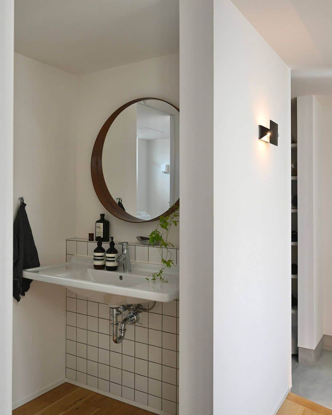 ムクリ［mukuri］さんのインスタグラム写真 - (ムクリ［mukuri］Instagram)「シンプルで使い勝手のいい水回り。洗面台、ランドリールーム、トイレ〜大切なものを美しく収める箱のような家で暮らす（kei_haus___さん）  一つ一つにこだわって 仕上げられたkeiさんのお家。  今回ご紹介する水回りも そんな場所のひとつです。  空間を構成する要素が多く、 組み合わせも無限大な造作の洗面台は 何度もイメージパースやコラージュを作り ようやく決定しました。  脱衣所を兼ねたランドリールームは 動線がスムーズなように意識しました。  そしてトイレはシンプルに。  愛用品も教えてくださっているので ぜひ参考にしてくださいね♩  @kei_haus___ さん ありがとうございました！  （編集：kaori）  ▶詳細はプロフィールのURLよりご覧ください プロフィールはこちらから @mukuri_official ・  –––––––––––––––––– ムクリ公式アカウントでは くらしの中にある"好き"や"コダワリ"を毎日お届け。  インテリア、整理収納から家づくりなど 日常で参考になる情報から サラッと読める短編コラムまで ご紹介していますのでフォローしてぜひご覧ください。 ▶︎ @mukuri_official ・  「 #ムクリ 」のタグもいつも楽しく拝見しています☺️  オリジナルブランドは @daily_mukuri  くらしの中にあったらいいいな、 そんな商品を企画・制作、集めています。 ––––––––––––––––––  #ランドリールーム#laundryroom #洗面所#トイレ#造作洗面台#水回り動線#マイホーム#注文住宅#くらしの編集#ムクリ」8月21日 21時05分 - mukuri_official