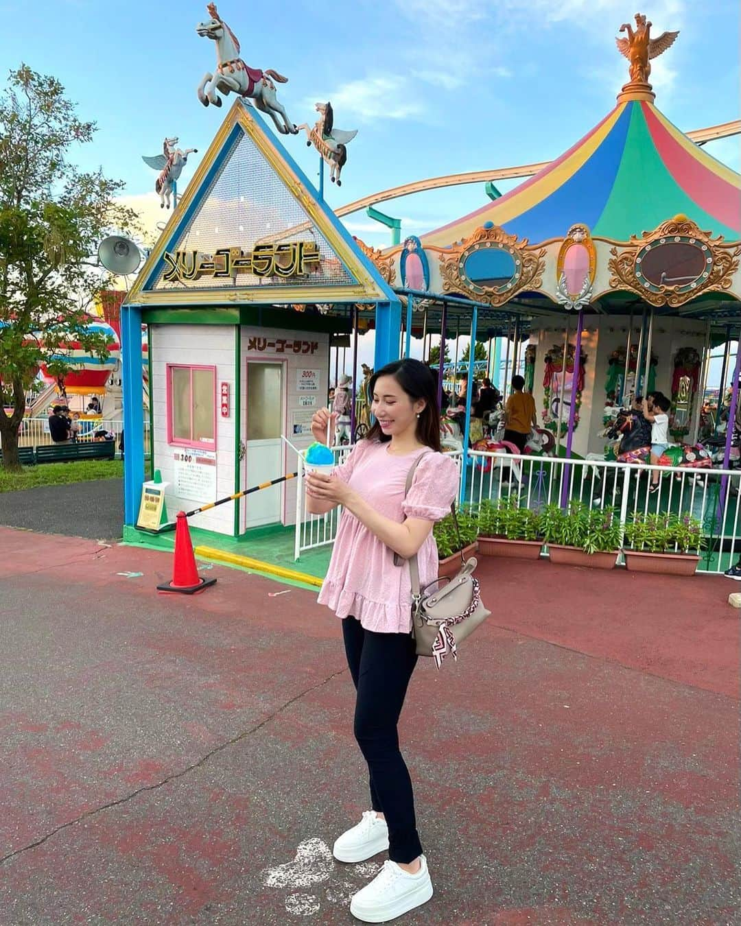 MOEさんのインスタグラム写真 - (MOEInstagram)「昭和4年に開園した奈良県の生駒山頂にあるレトロな遊園地🎡  夏場だけナイター営業していて、乗り物に乗りながら見る夜景が本当に綺麗でうっとり♡  暑かったからとりあえず着いてすぐかき氷食べて涼みましたよ🤭🍧  #生駒山上遊園地 #生駒山 #奈良 #奈良観光 #レトロ遊園地 #夜景 #nara」8月21日 21時14分 - m0e_1i7_