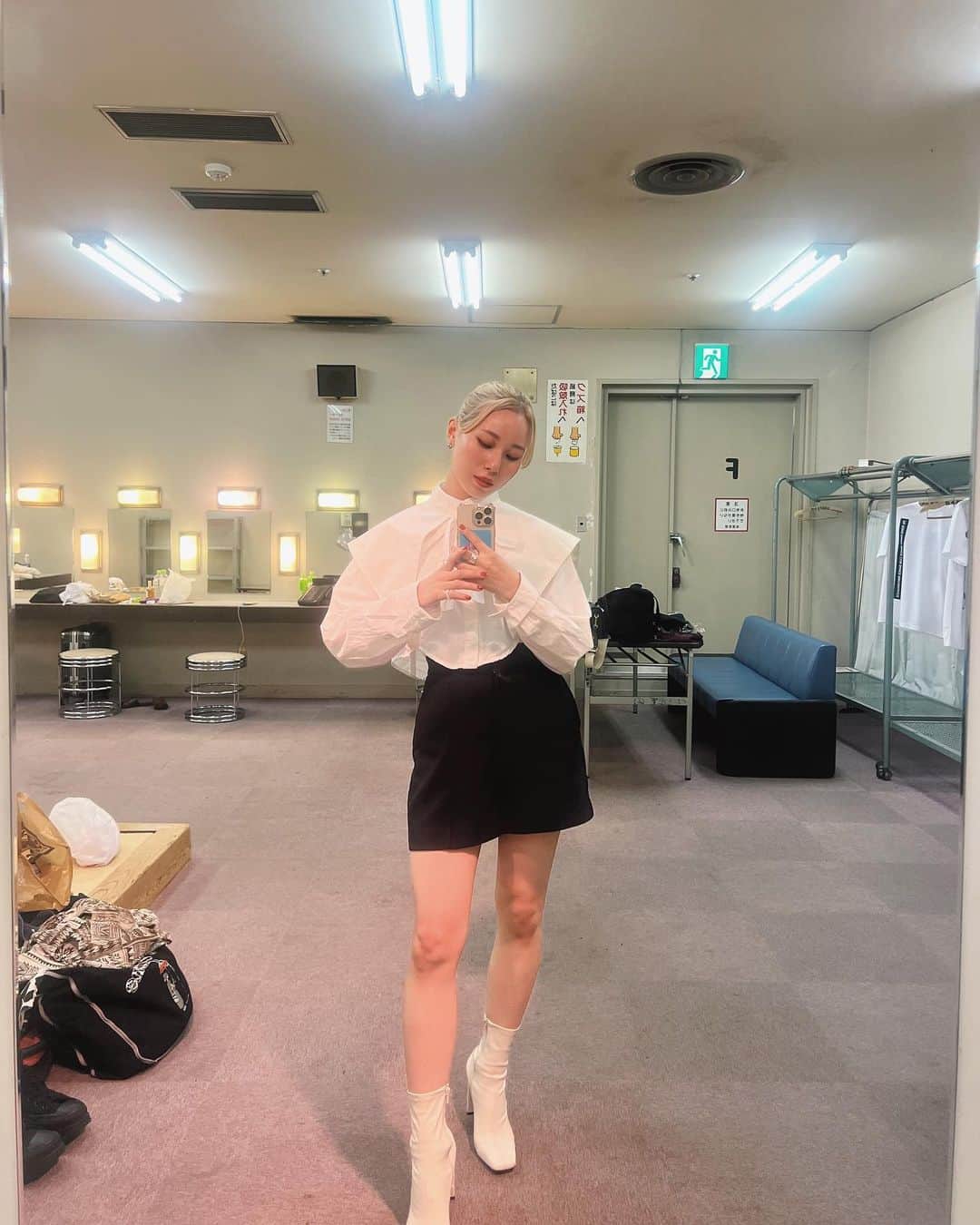 絹のインスタグラム：「1年ぶりのステージ🌷🌸  東邦高校ダンス部100周年記念公演 「懸ける 駆ける 翔ける」 ゲストとして歌わせていただきました！  約1年ぶりのステージだったから ほんっっとうに緊張して（笑） ずっと落ち着かない1日だったけど... 無事に歌いきることができました☺️ 長かった闘病生活のおかげで もっともっと音楽が特別で大切なものになった気がする✴︎  私はきっとこれからも 何度もスタートラインに立って もう一回、もう一回！ とチャレンジしていく人生だと思う。 不器用でゆっくりだけど それでいいんだろうな、って🫶🏻  sowerにも喜んでもらえるような 嬉しい報告や大きなライブ 聞かせたいし見せたいから！ これからも楽しんで頑張るね🤍 とにかく、忘れられない 素敵な時間を過ごせて、ハッピー🙌🏻」