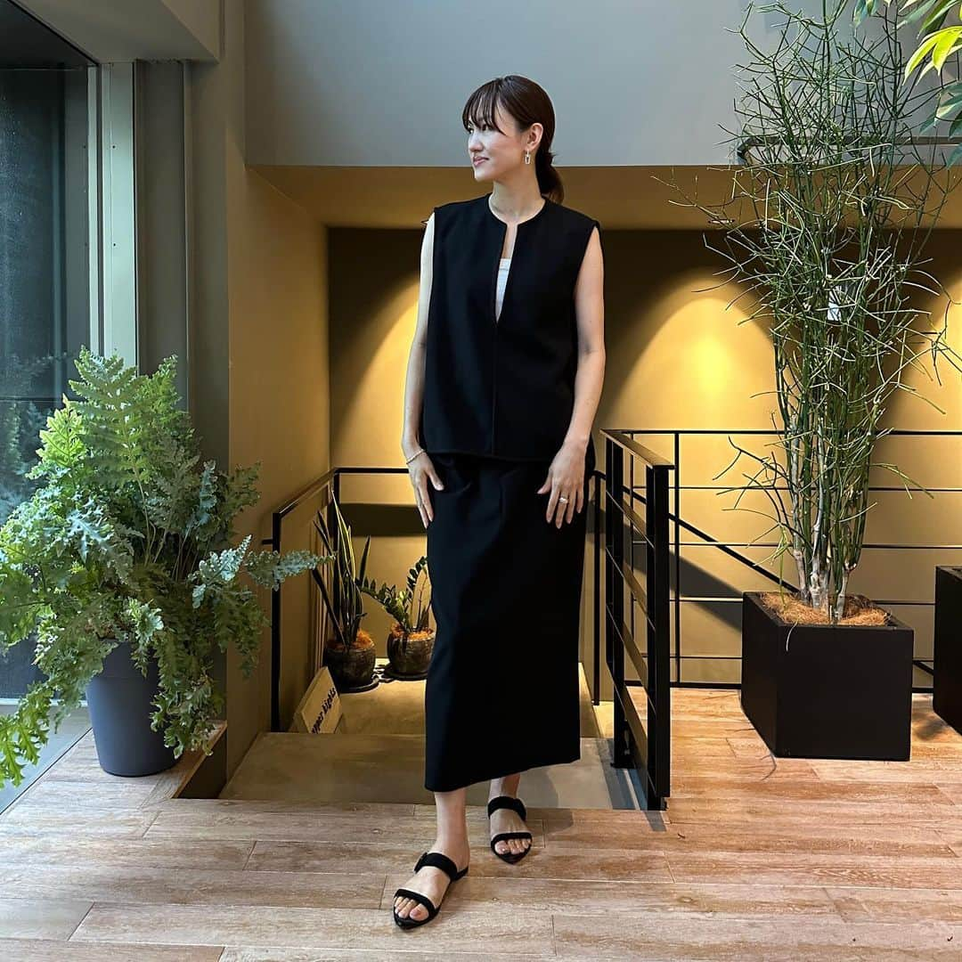 haunt Daikanyamaさんのインスタグラム写真 - (haunt DaikanyamaInstagram)「LIVE STYLING  本日はスタイルリスト大草直子さんをお迎えして、 @haunt_daikanyama の新作をご紹介いたしました。  大草直子さん @naokookusa  1枚目画像 Vネックベスト 着用サイズ36 デニムTHE NIECE 着用サイズ24  3枚目画像 シャツ 着用サイズF パンツ 着用サイズ36  Anri @anri_harimoto  4枚目画像 Vネックベスト 着用サイズ38 スカート 着用サイズ38  #instagramlive #インスタライブ #大草直子  さん #haunt #hauntdaikanyama #デニム #upperhights」8月21日 21時08分 - haunt_daikanyama