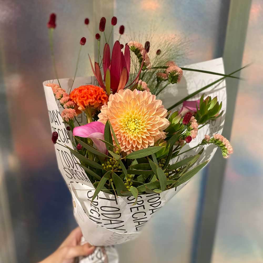 TODAY'S SPECIALのインスタグラム：「＜WORKSHOP＞ 　 山本文さん　お花を選んでつくる ブーケのワークショップ  当日 お店でお好きなお花を選び、 生花のブーケを作っていただきます。 自分好みのブーケをつくって、飾ってみませんか  【ご予約方法】 事前予約が必要です。 お電話または店頭にてご予約承ります。 定員になり次第、受付終了となります。  TODAY'S SPECIAL恵比寿店　 03-6721-6481  【参加費】 選んでいただくお花で異なってきます。 サンプル写真のブーケの場合の参考価格  参加費　1000円　＋　花材代　約2800円　＝　合計 約3800円  *恵比寿店　のみの開催です。 *当日使用の花材は異なる場合がございます。  持ち物：エプロン  　 ■Ebisu 日程： ① 8月29日 (火) ①15時00分 ～ 16時30分 ② 8月29日 (火) ②18時00分 ～ 19時30分 場所：恵比寿店 参加費：1000円＋花材代  →@cibone_ts 　 #todaysspecial #トゥデイズスペシャル #ワークショップ  #ハンドメイド　#アレンジメント #恵比寿ガーデンプレイス #ブーケアレンジ」
